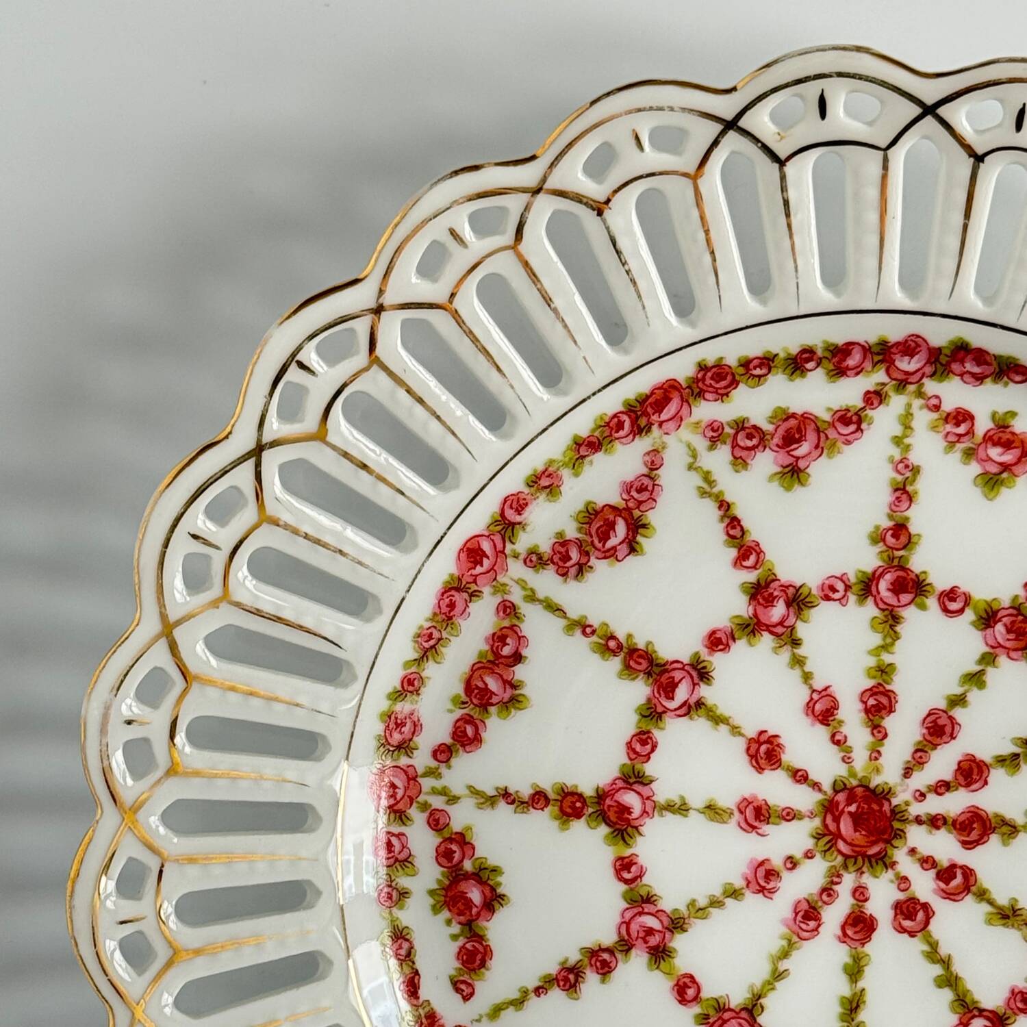 Pair of openwork porcelain plates decorated with roses