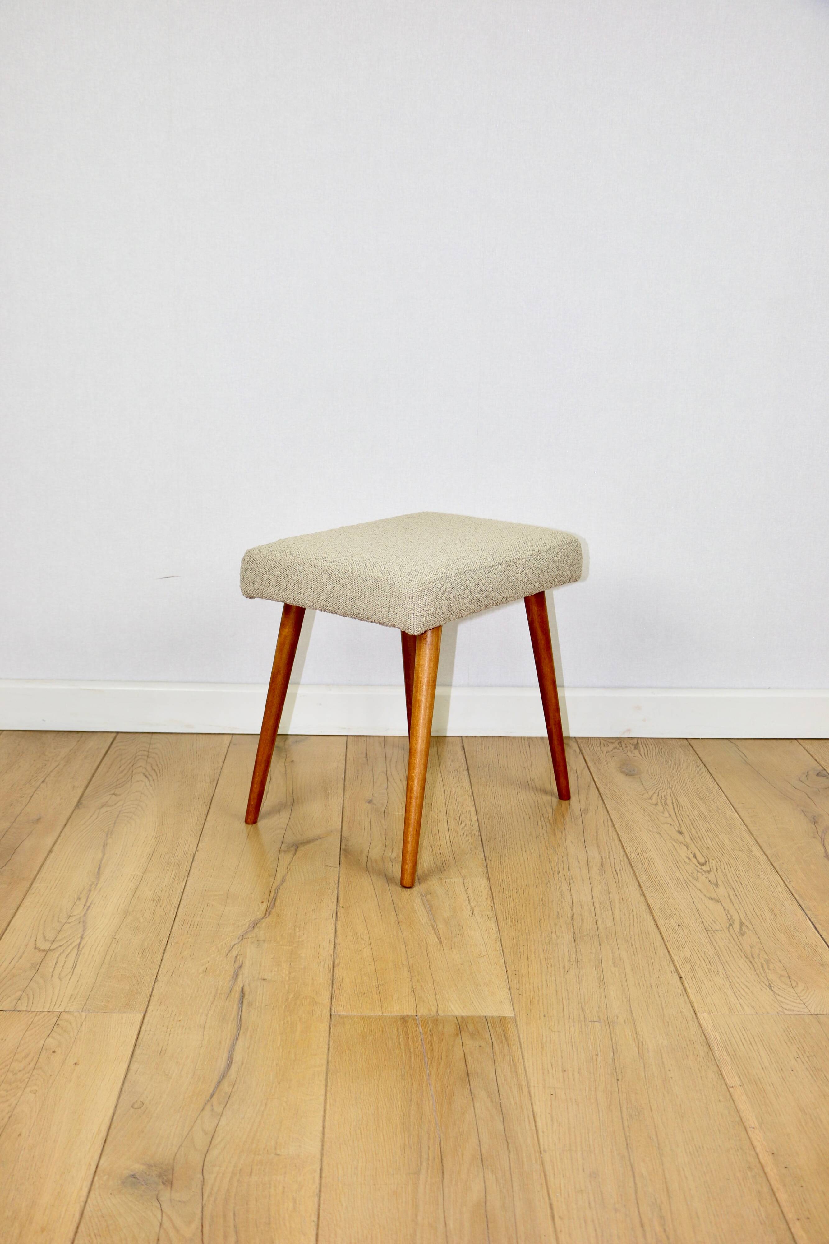 Tabouret en bouclé beige - pieds ronds en hêtre - 2 pièces disponibles