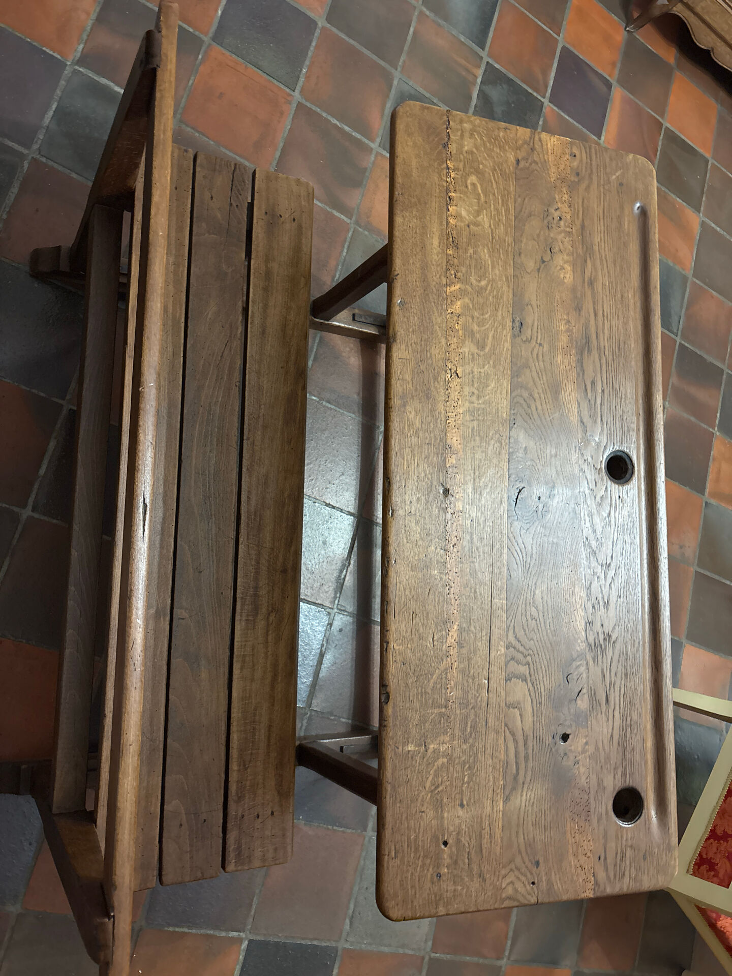Bureau d’écolier ancien en bois massif avec banc intégré – Vintage