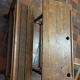 Bureau d’écolier ancien en bois massif avec banc intégré – Vintage