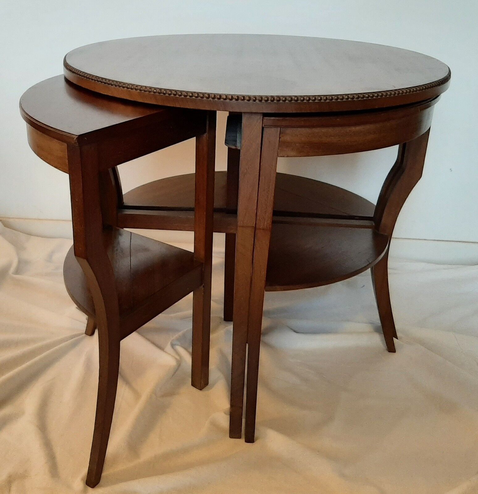Round trundle tables