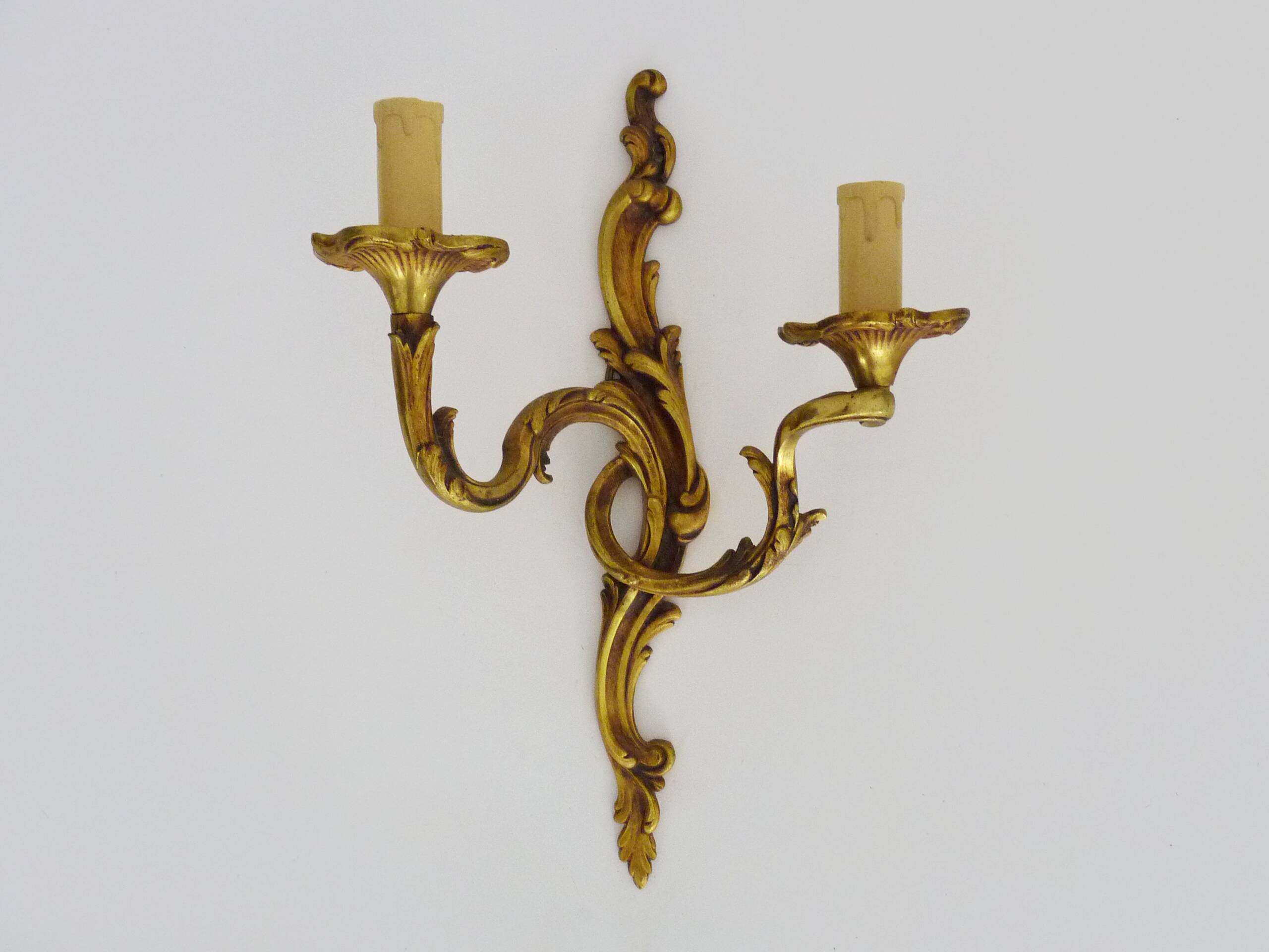 Antique double-light bronze wall light with acanthus leaves. 1950s