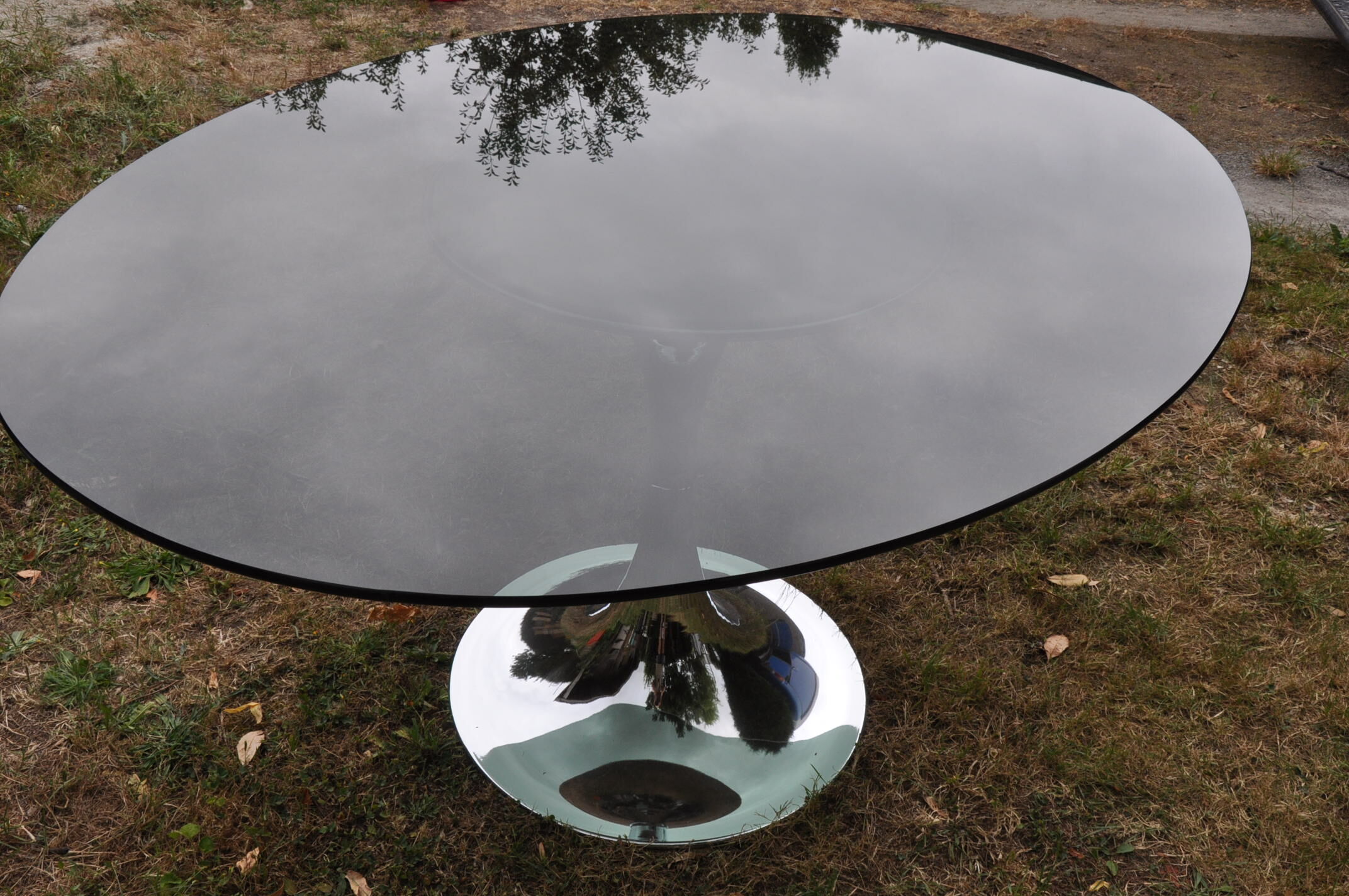 Oval tulip foot table from the 70s