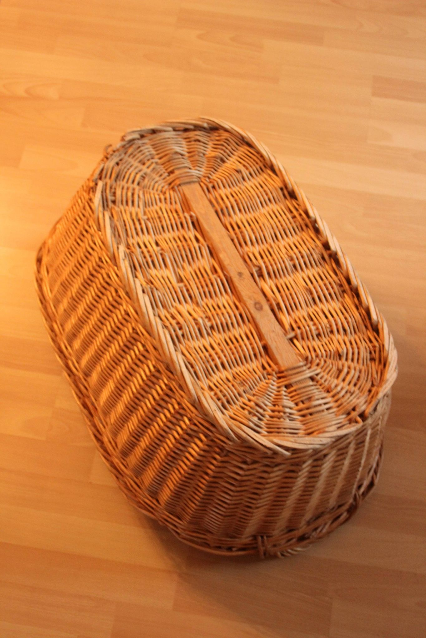 Panier de blanchisserie en osier avec deux poignées
