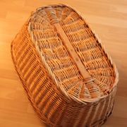 Panier de blanchisserie en osier avec deux poignées