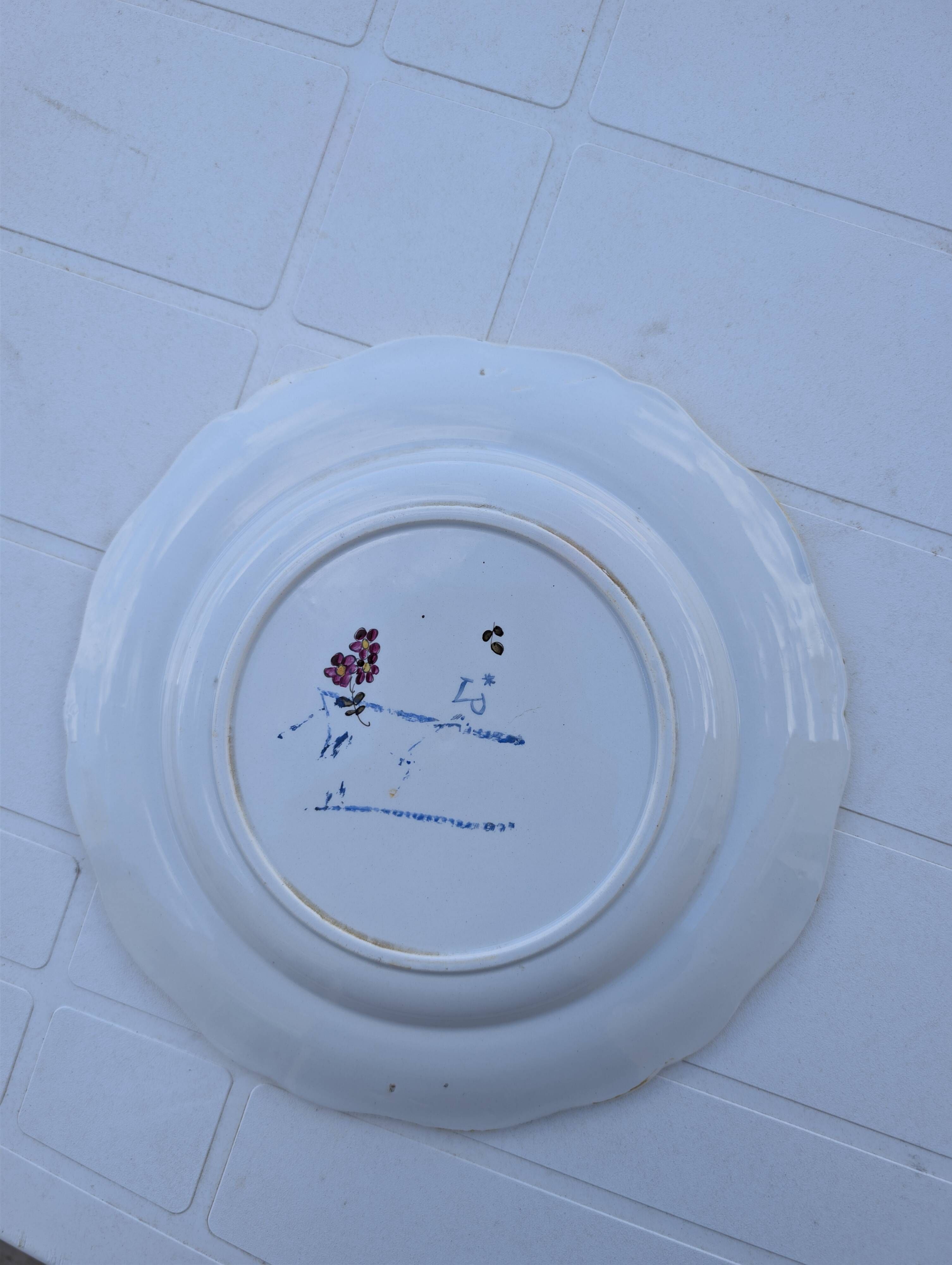 Assiette en faïence émaillée décor polychrome peint à la main