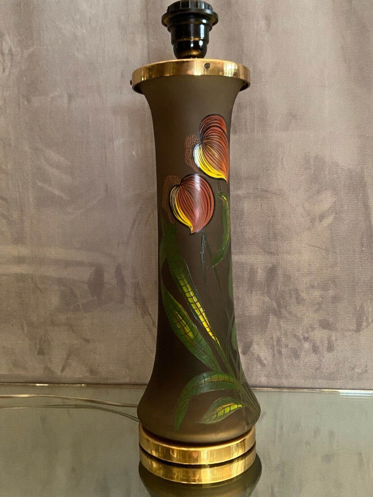 Pied de lampe en verre teinté à décor végétal émaillé