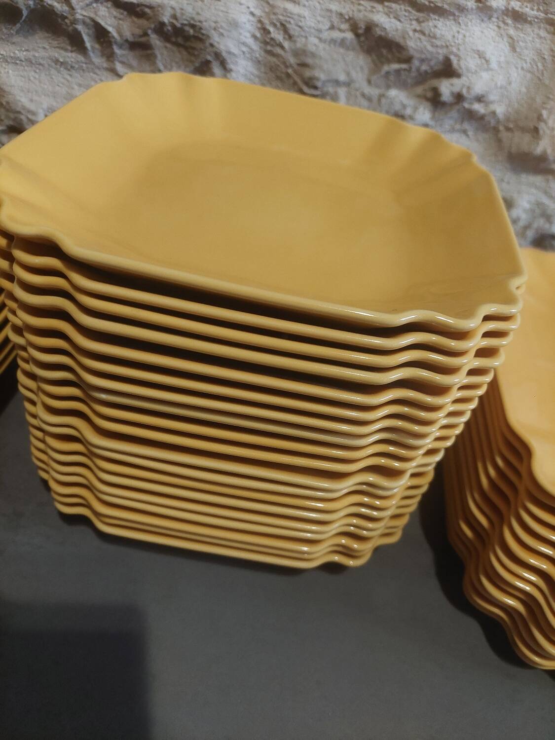 Service de vaisselle vintage revol france – jaune moutarde – années 70