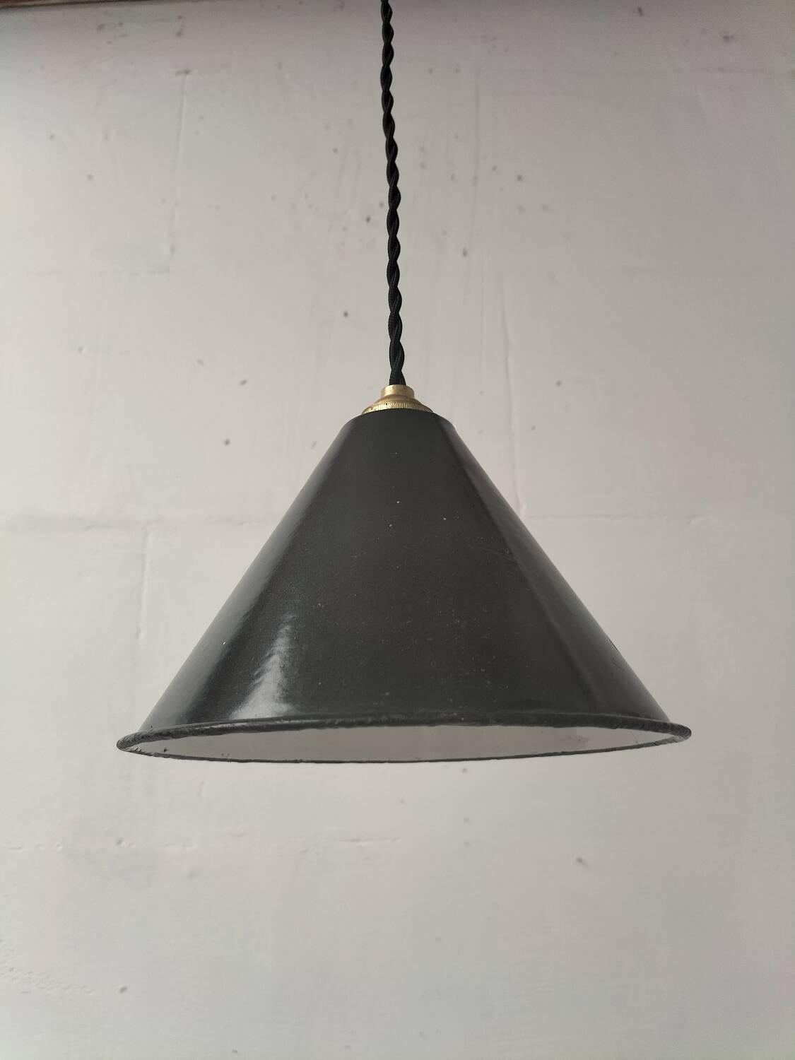 Enamelled sheet metal cone pendant light