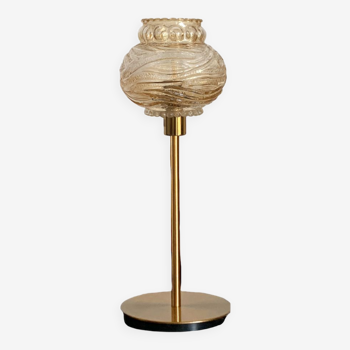 Lampe à poser avec un globe ancien texturé et un pied doré