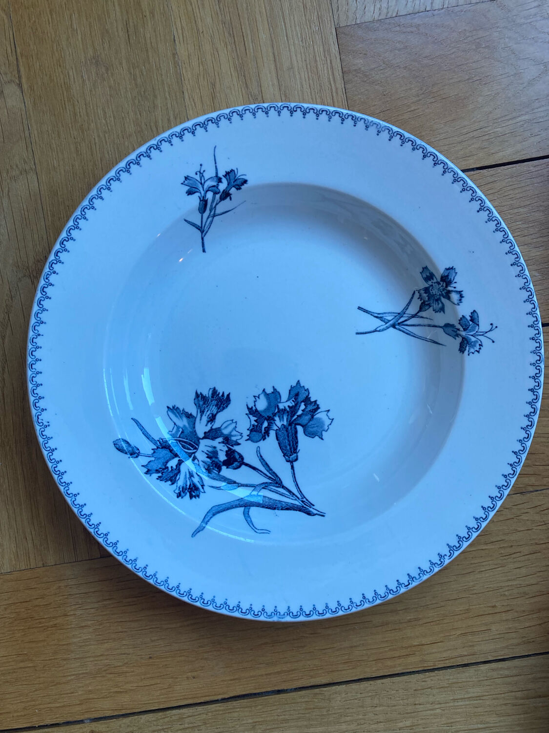 Deep plates Sarreguemines with carnation bouquets