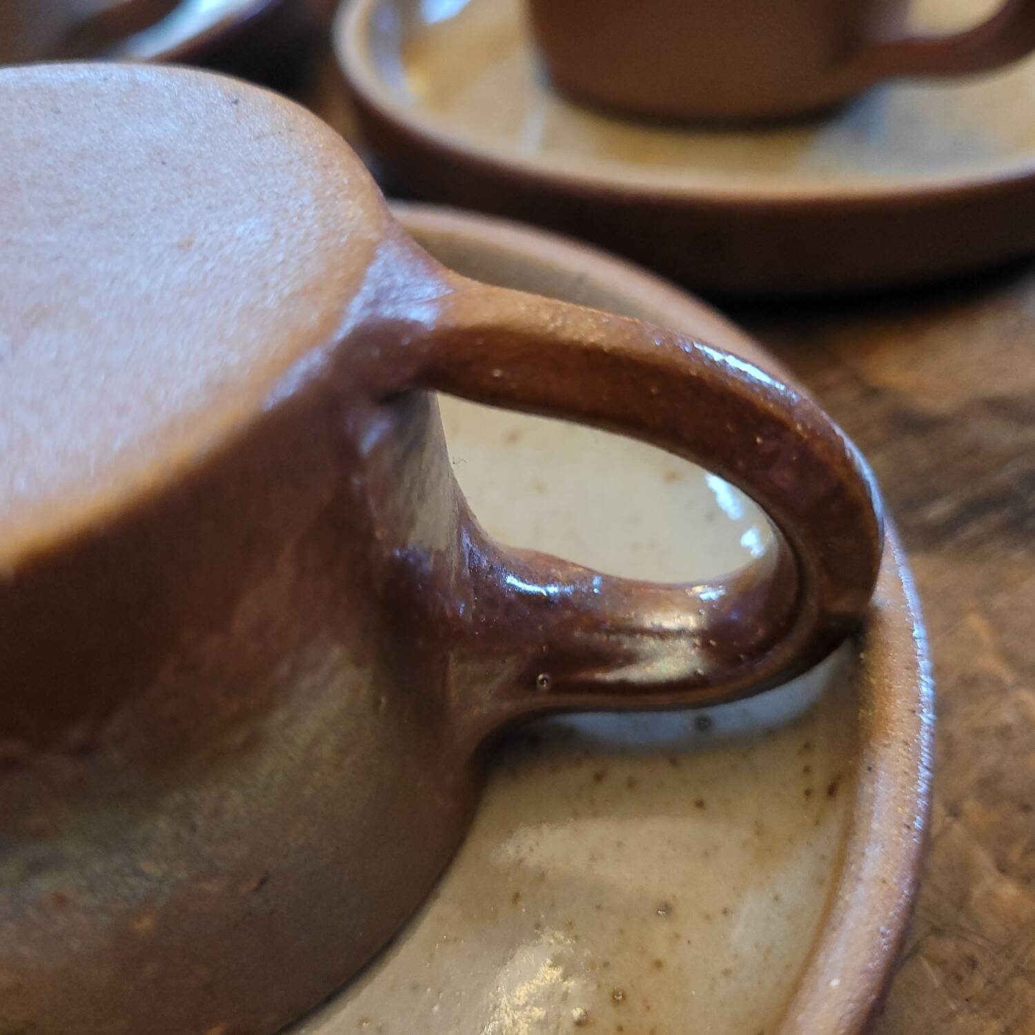 Service of 5 cups and saucers in brown stoneware – 1970s–1980s