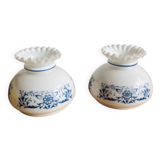 Deux petits globes lustres suspensions en opaline à fleurs blanc et bleu