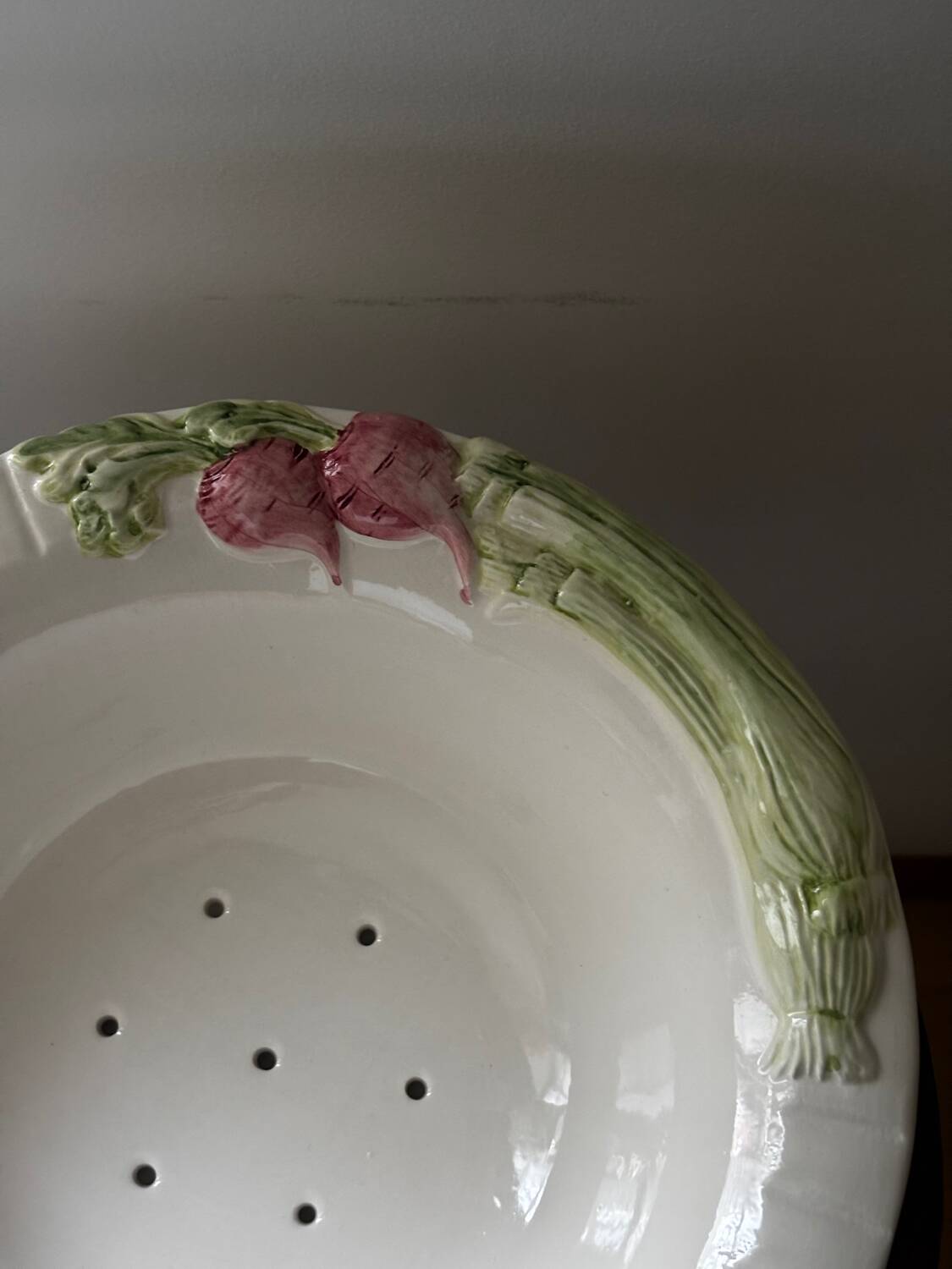 Bel égouttoir à légumes et son assiette barbotine