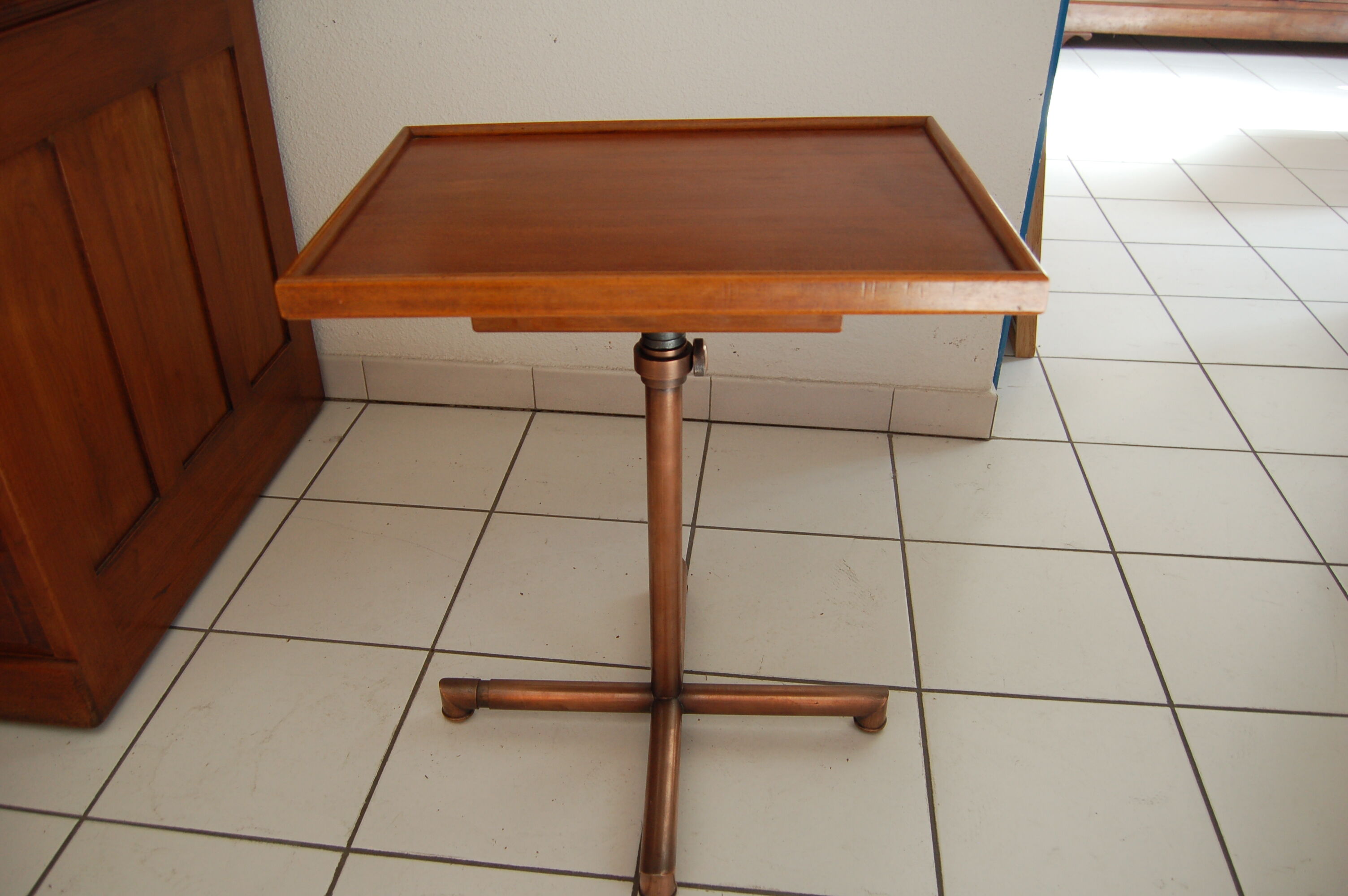 Table de lecture à mécanisme