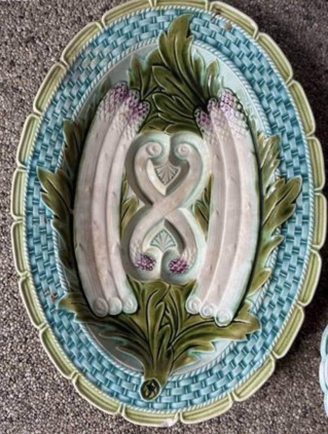 Asparagus service with 10 plates and a serving dish in earthenware.