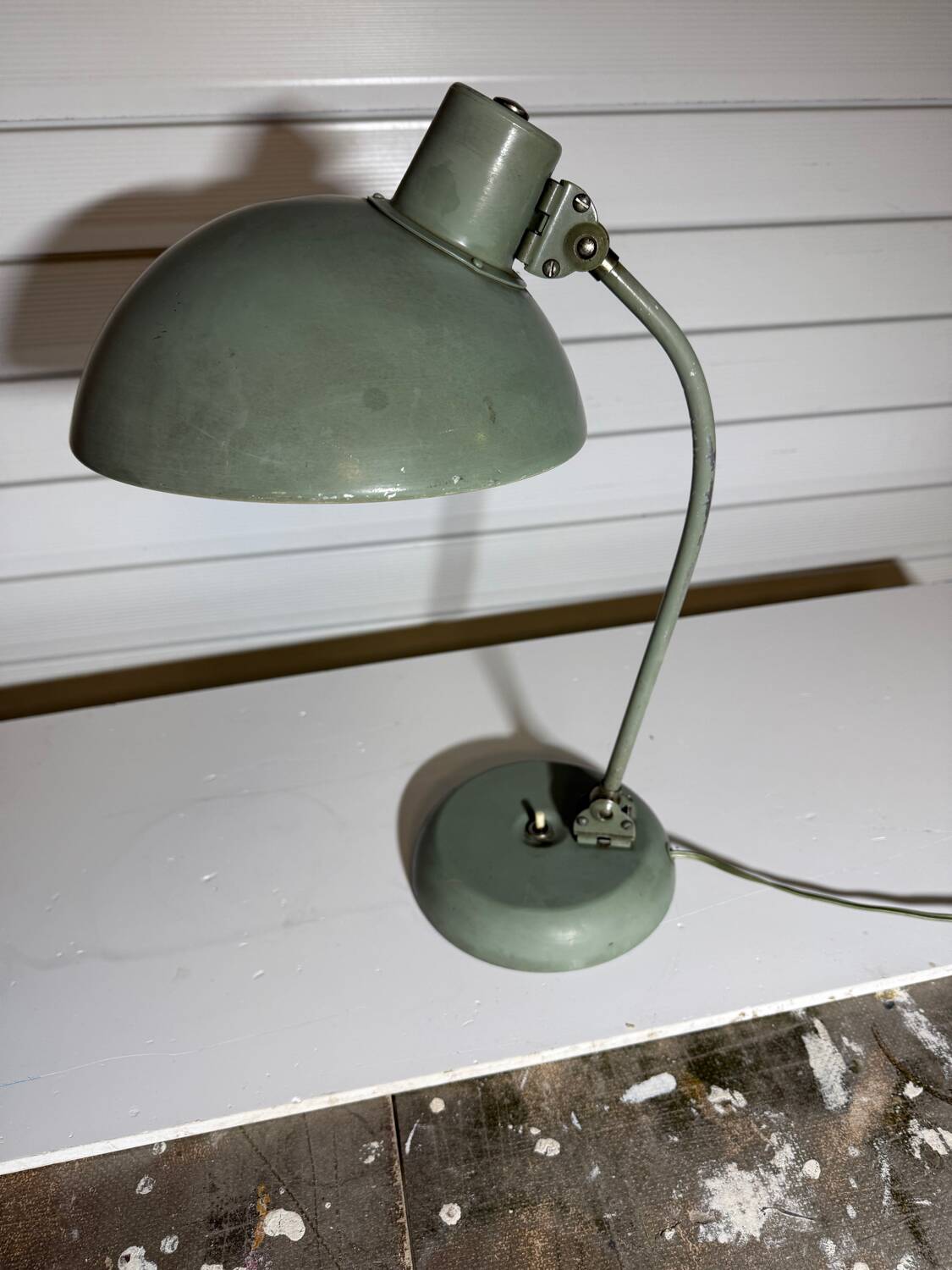 Articulated desk lamp