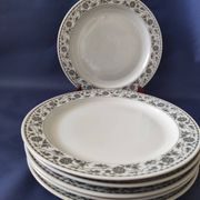 Set of 6 dinner plates and 4 dessert plates, made of porcelain.
