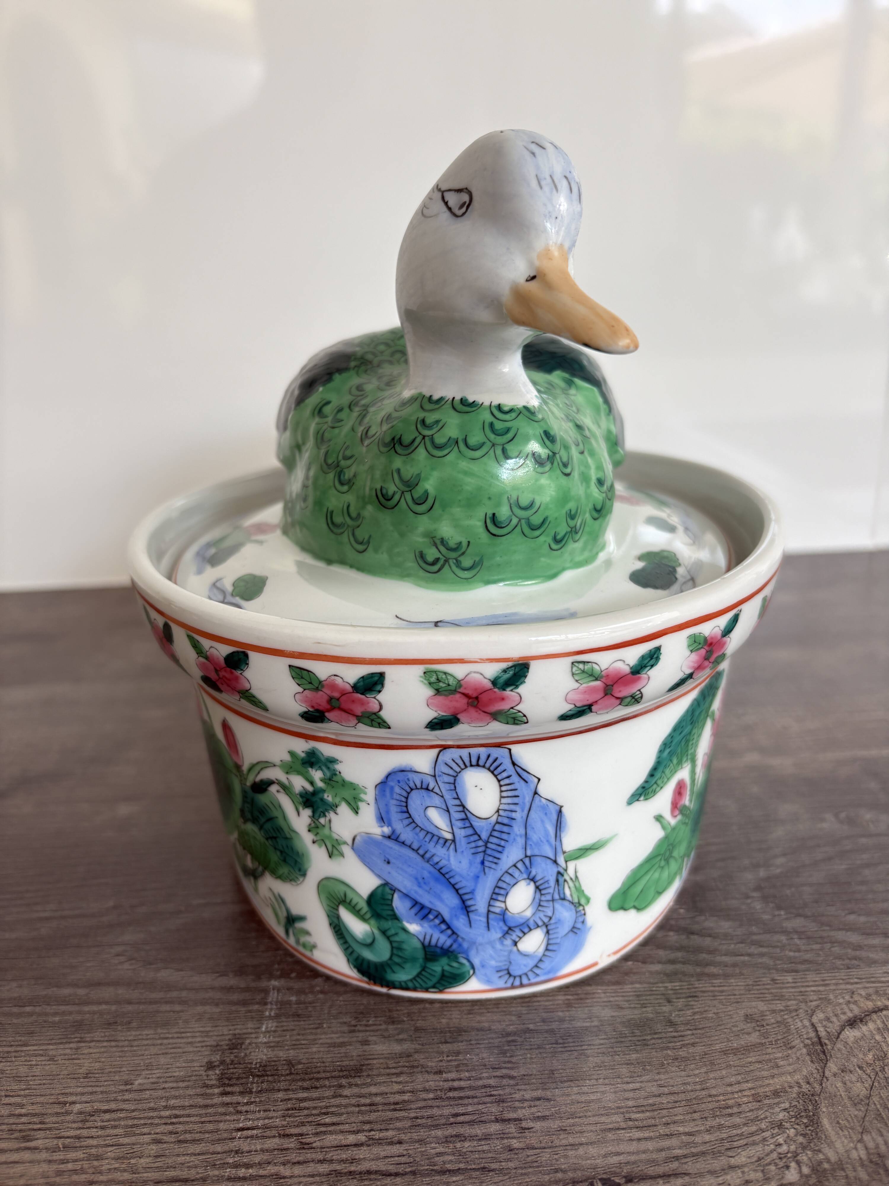 Large covered duck-shaped porcelain pot in China