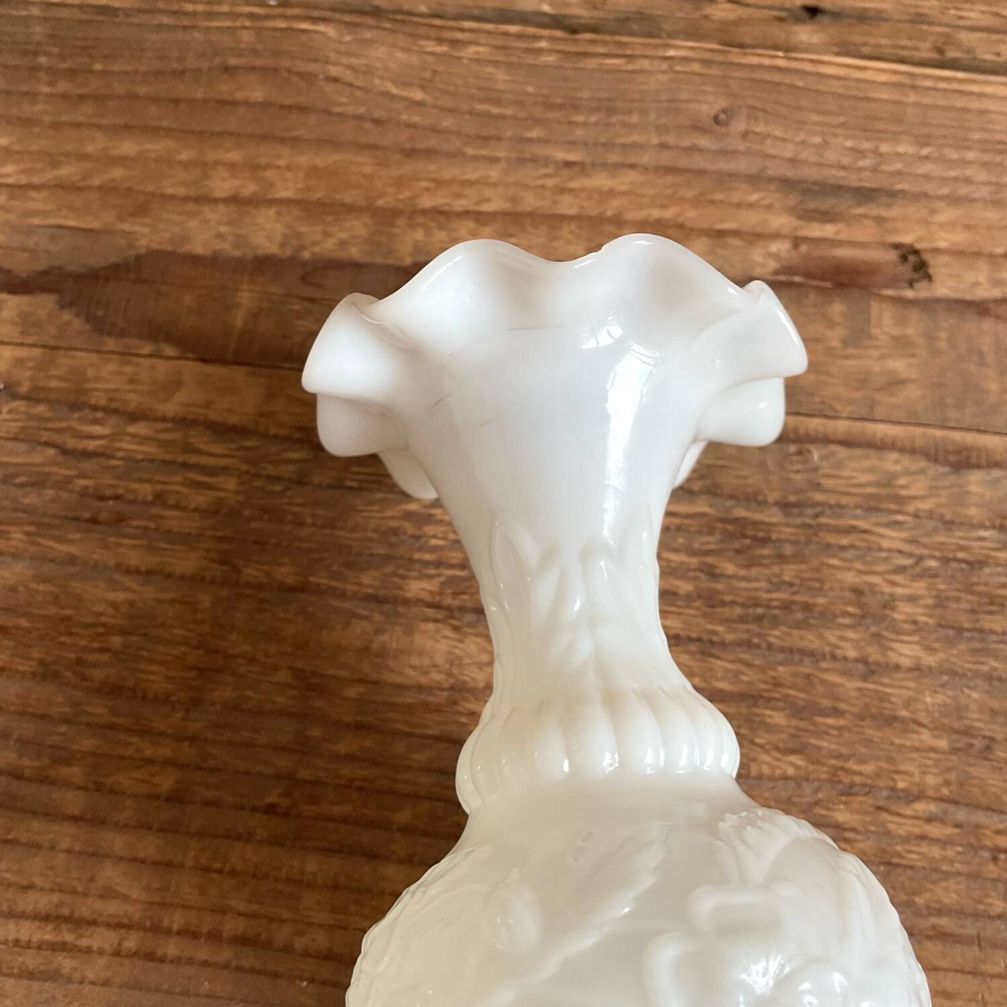 Petit vase en verre de lait blanc
