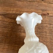 Petit vase en verre de lait blanc