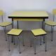 Table et chaises en formica jaune