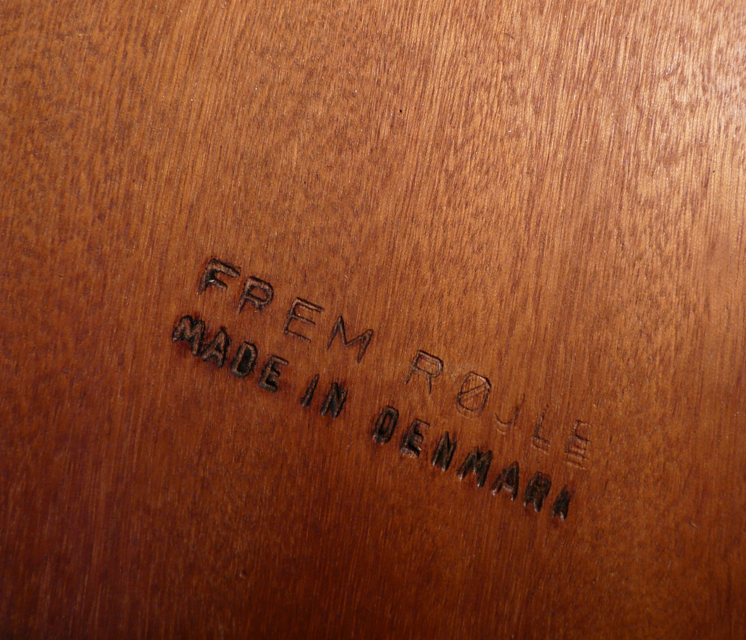 Scandinavian extendable round table Hans Olsen