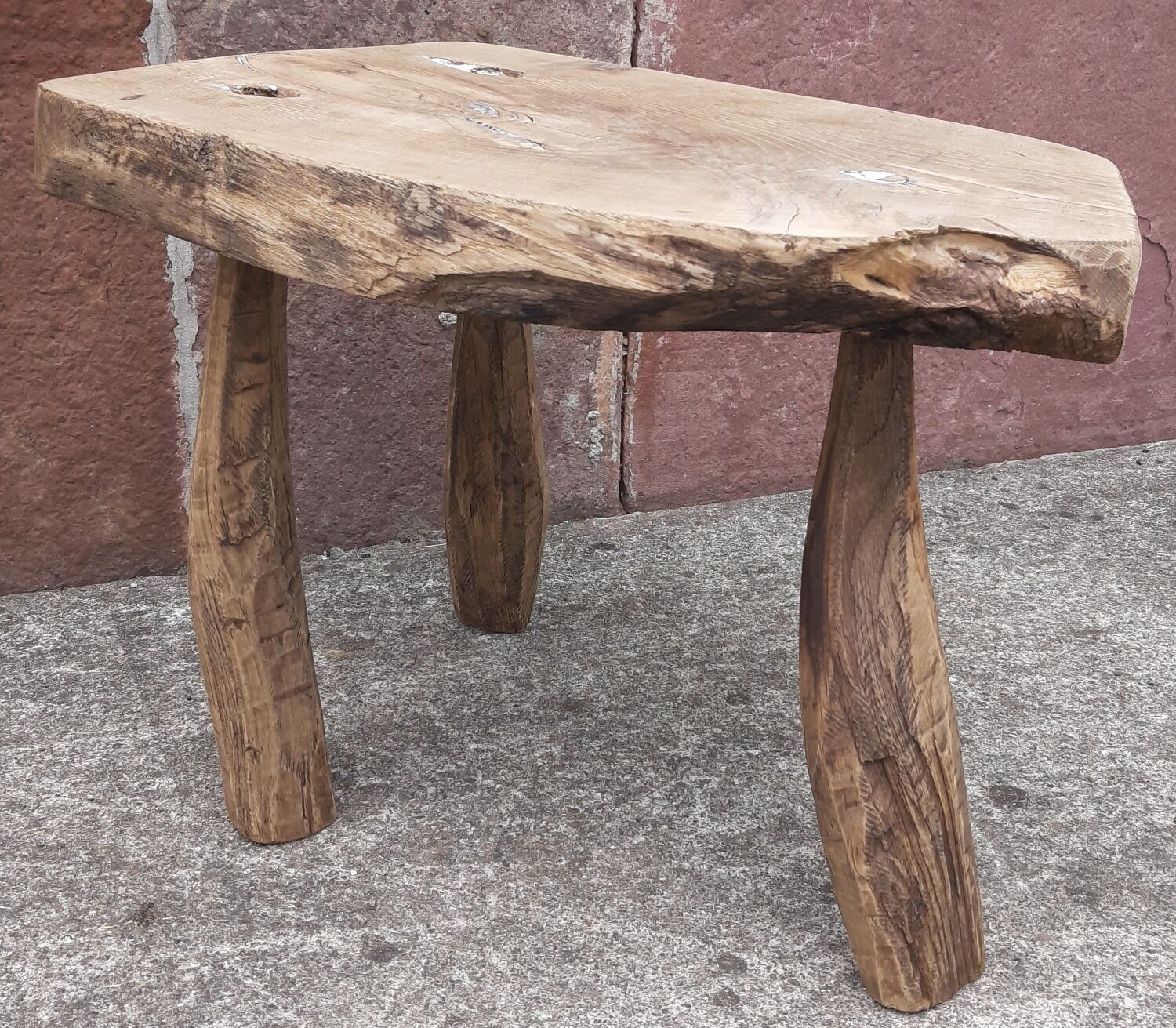 Brutalist coffee table in solid wood, tripod. (Popular art)