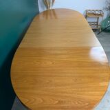 Extendable oval table