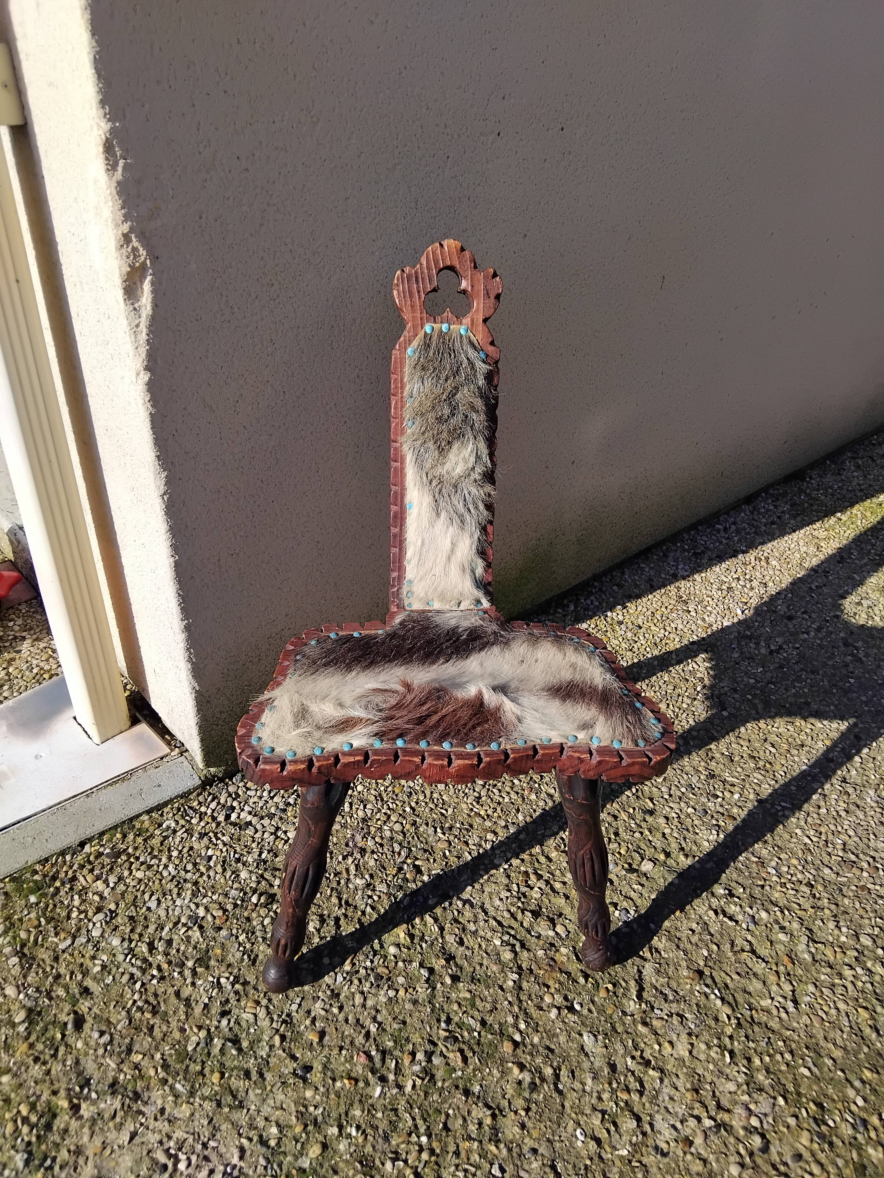 Brutalist tripod chair in wood and vintage leather