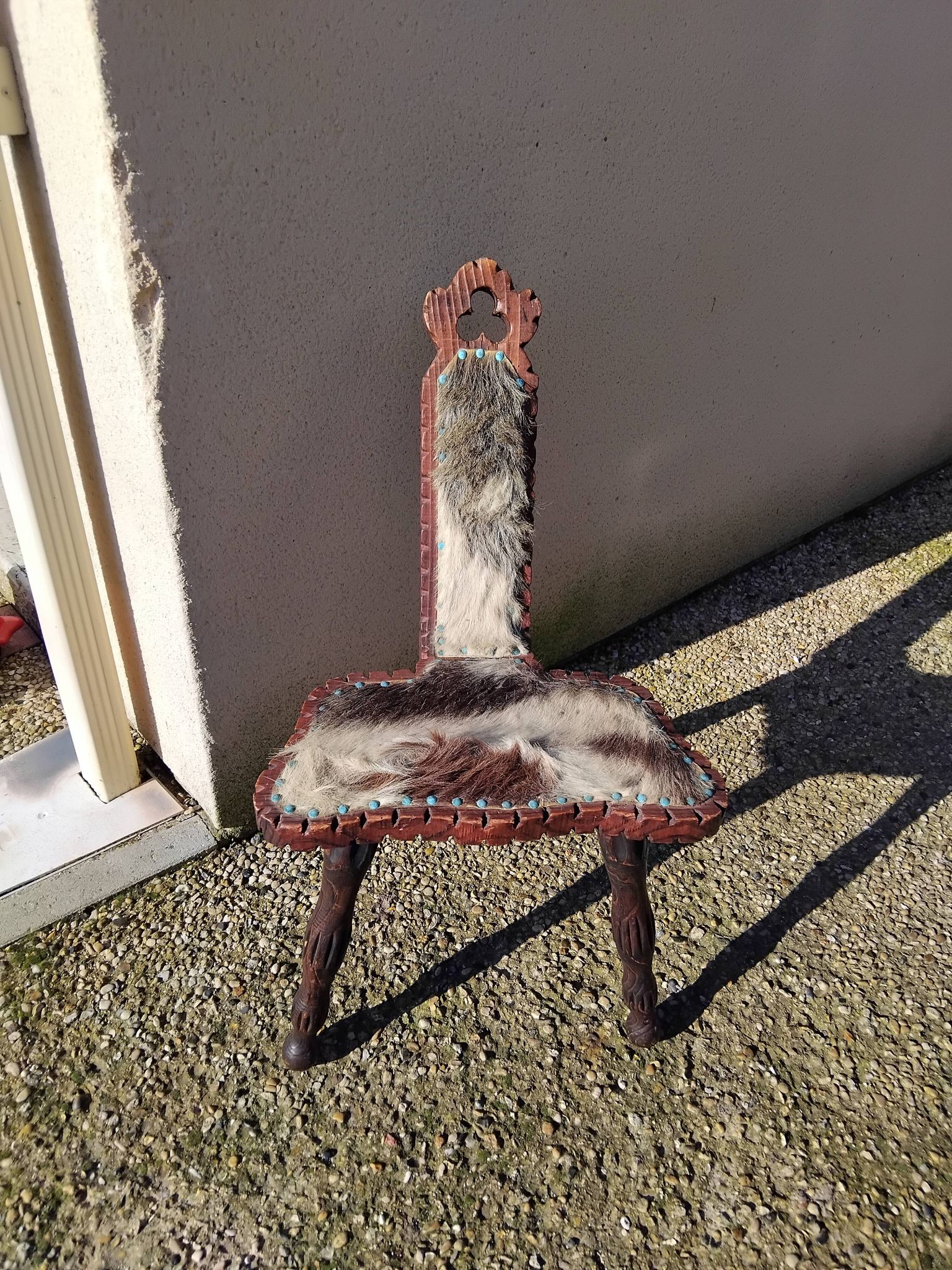 Brutalist tripod chair in wood and vintage leather