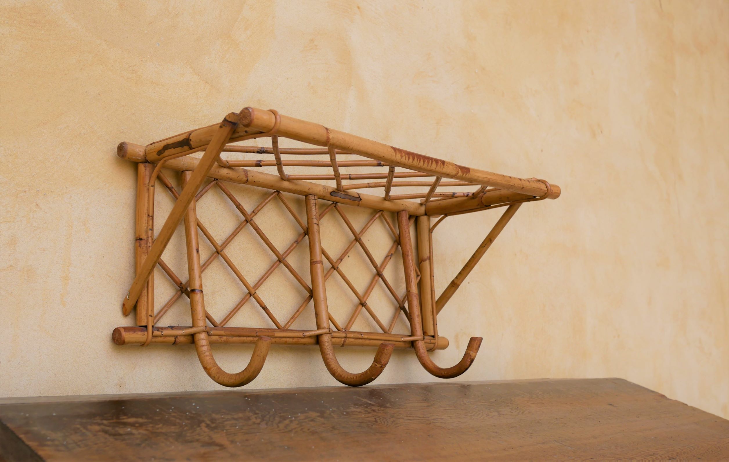 Porte-manteau mural vintage en rotin