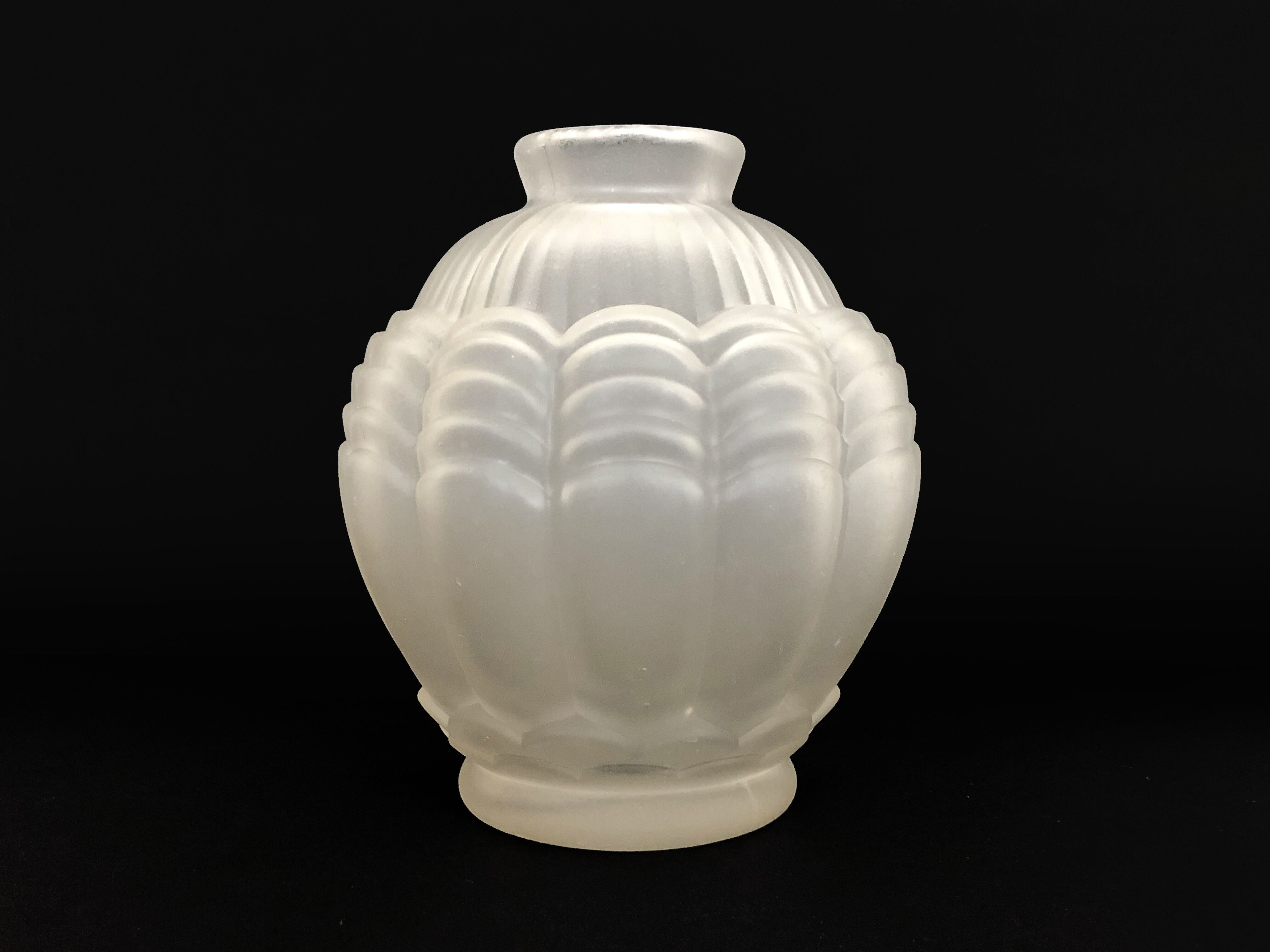 Art Deco vase in frosted glass. Art Deco era. Made in France