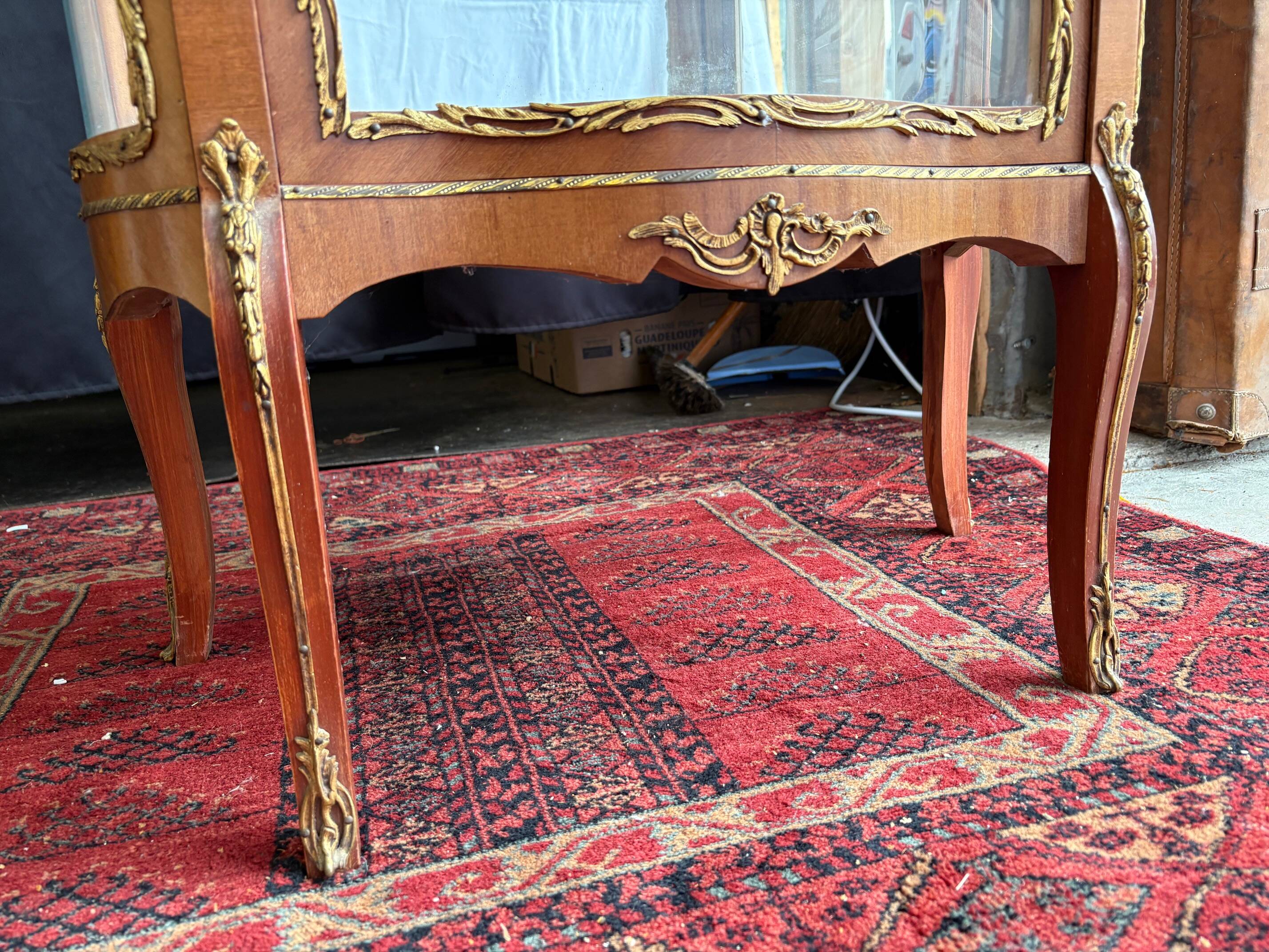 Louis XV/Transition style display cabinet in wood and gilt bronze
