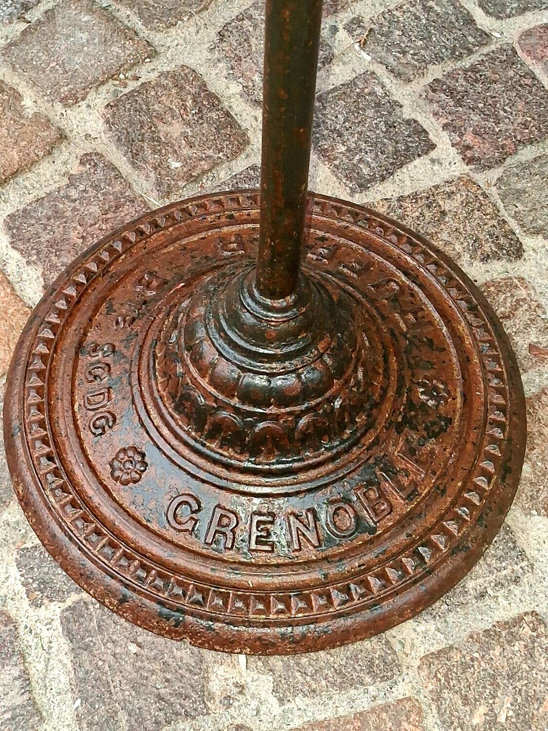 Old bistro guéridon table bar restaurant