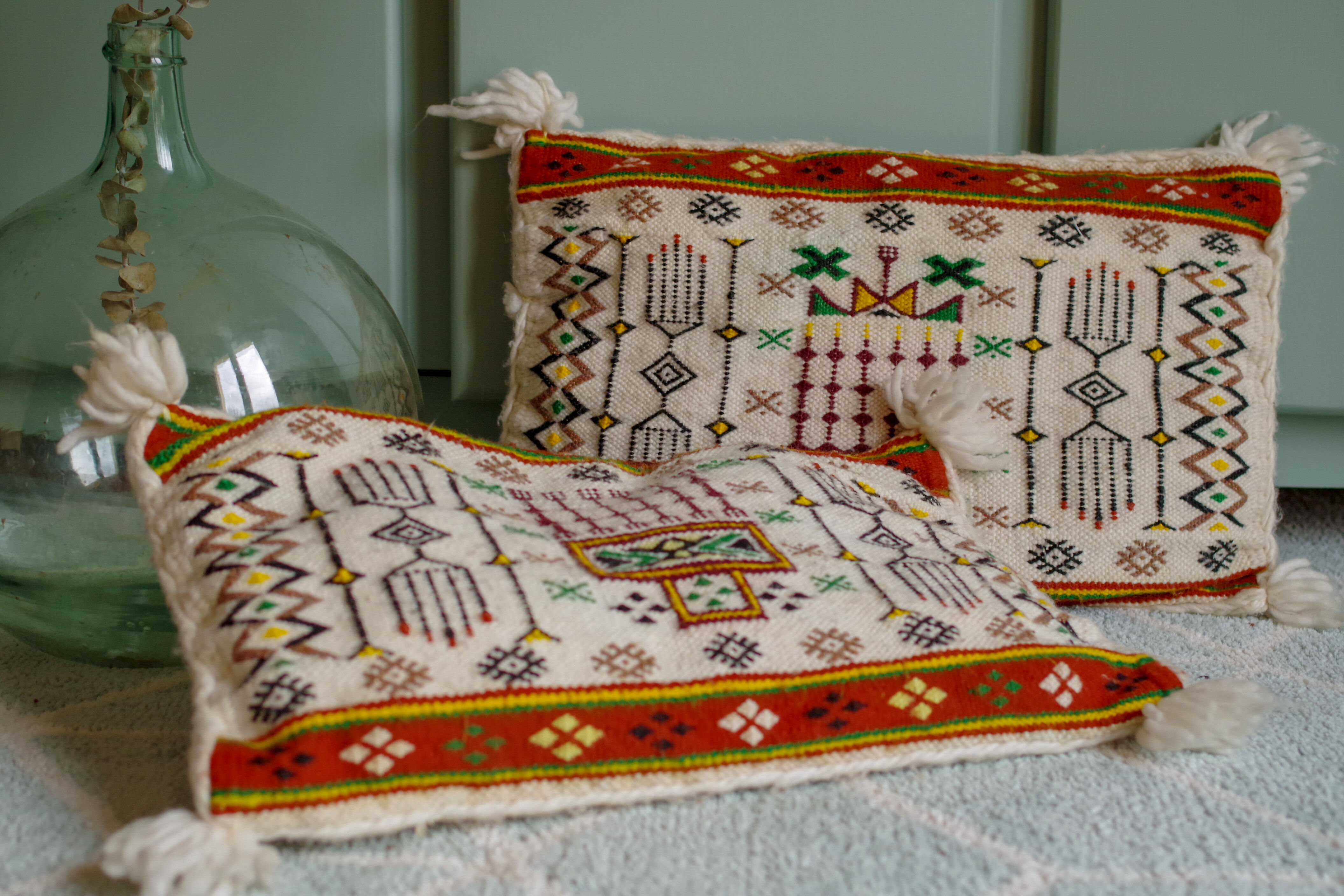 Coussin ancien broderies ethniques 51x34cm