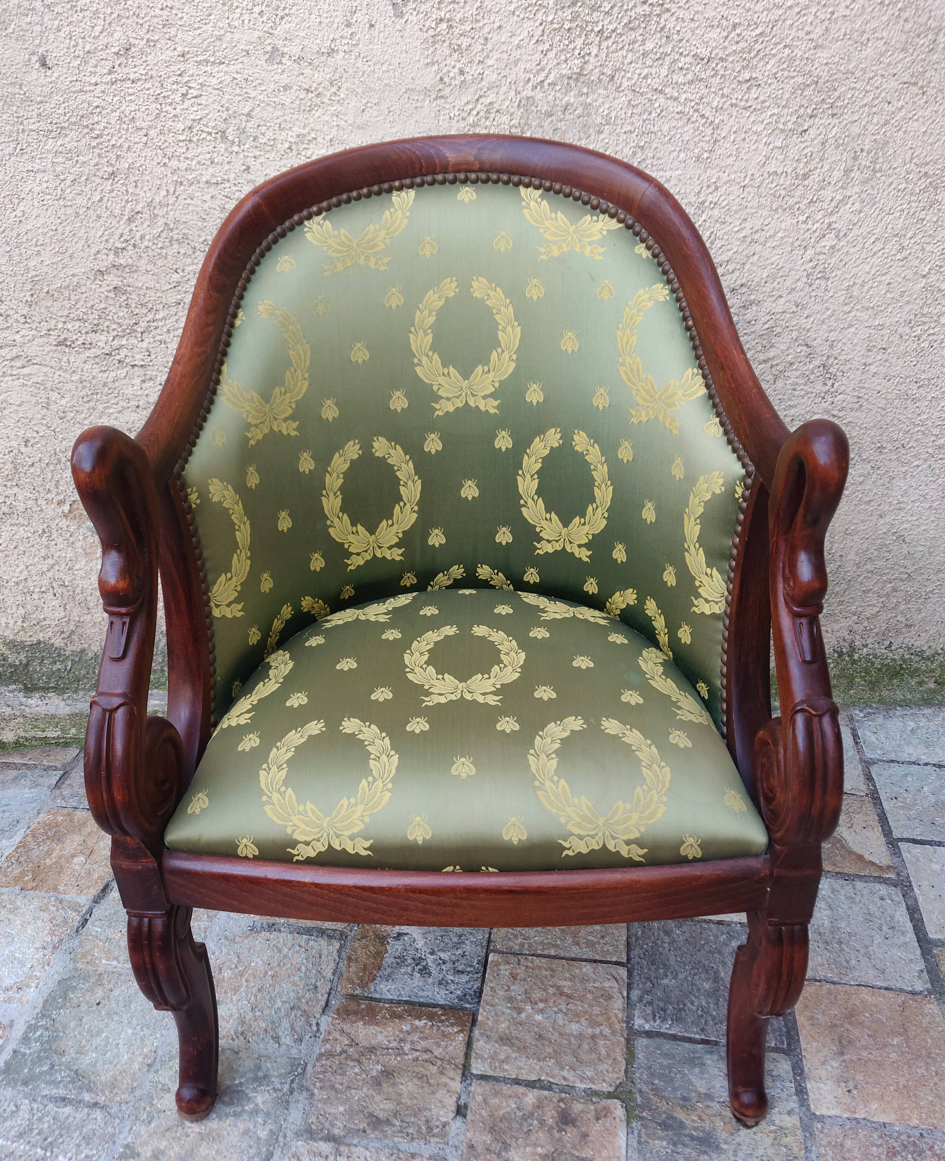 Fauteuil Empire Capitonné Palazzo INT – Acajou Massif, Accoudoirs Sculptés Cygnes, Beige Rayé