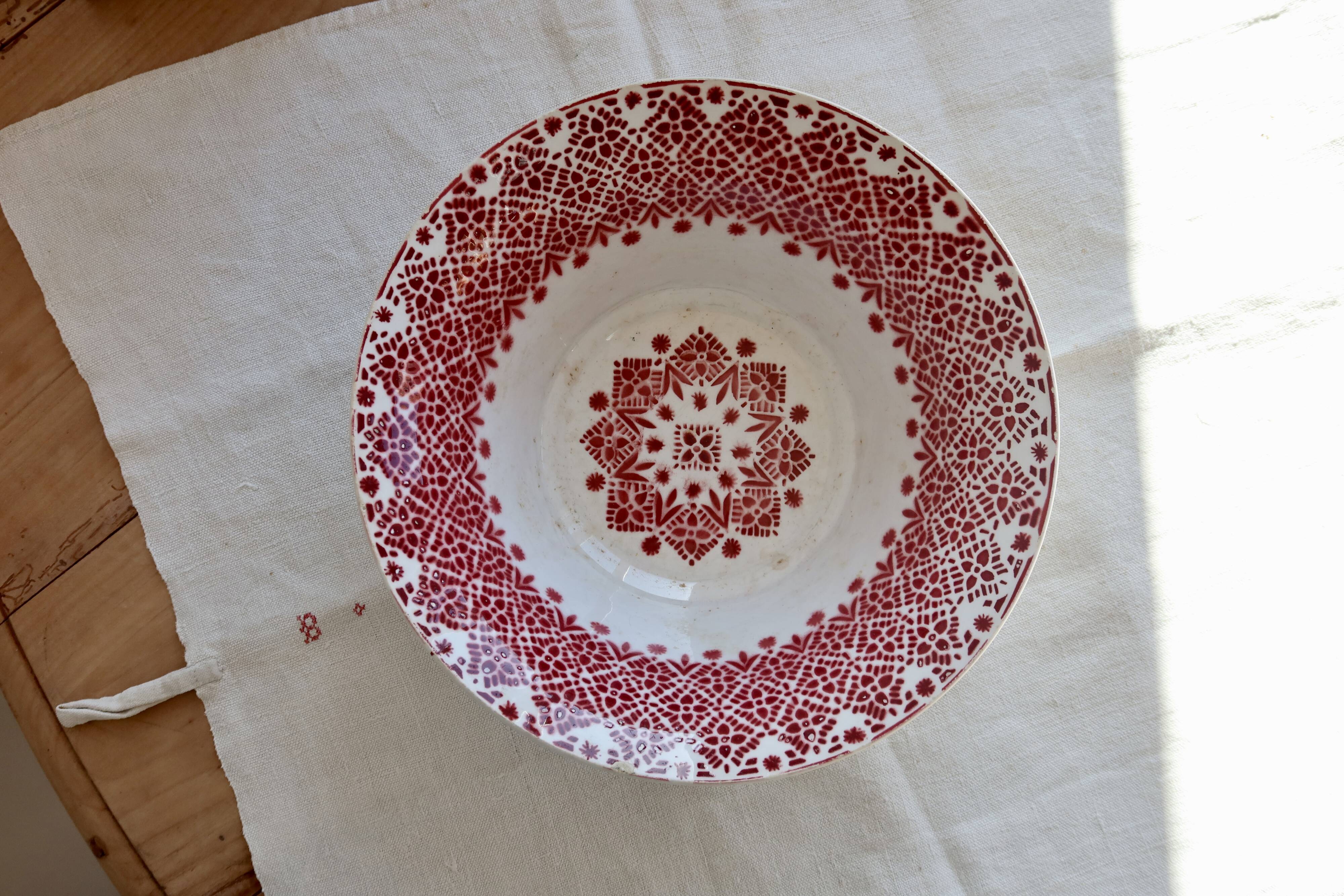 Antique Saint-Amand faience salad bowl model 2078 – Burgundy geometric pattern