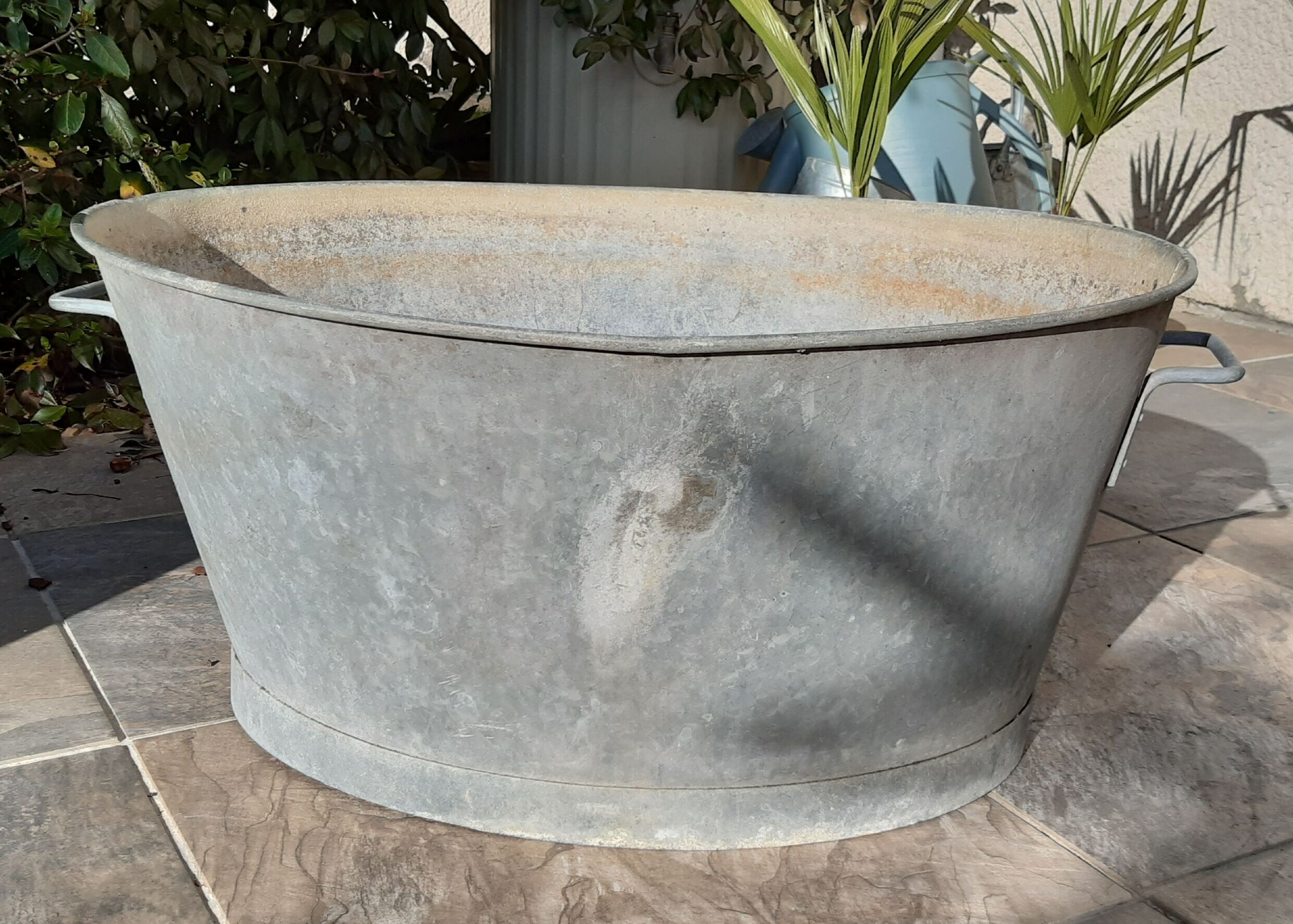 Beautiful and large old basin, 70-litre zinc vat.