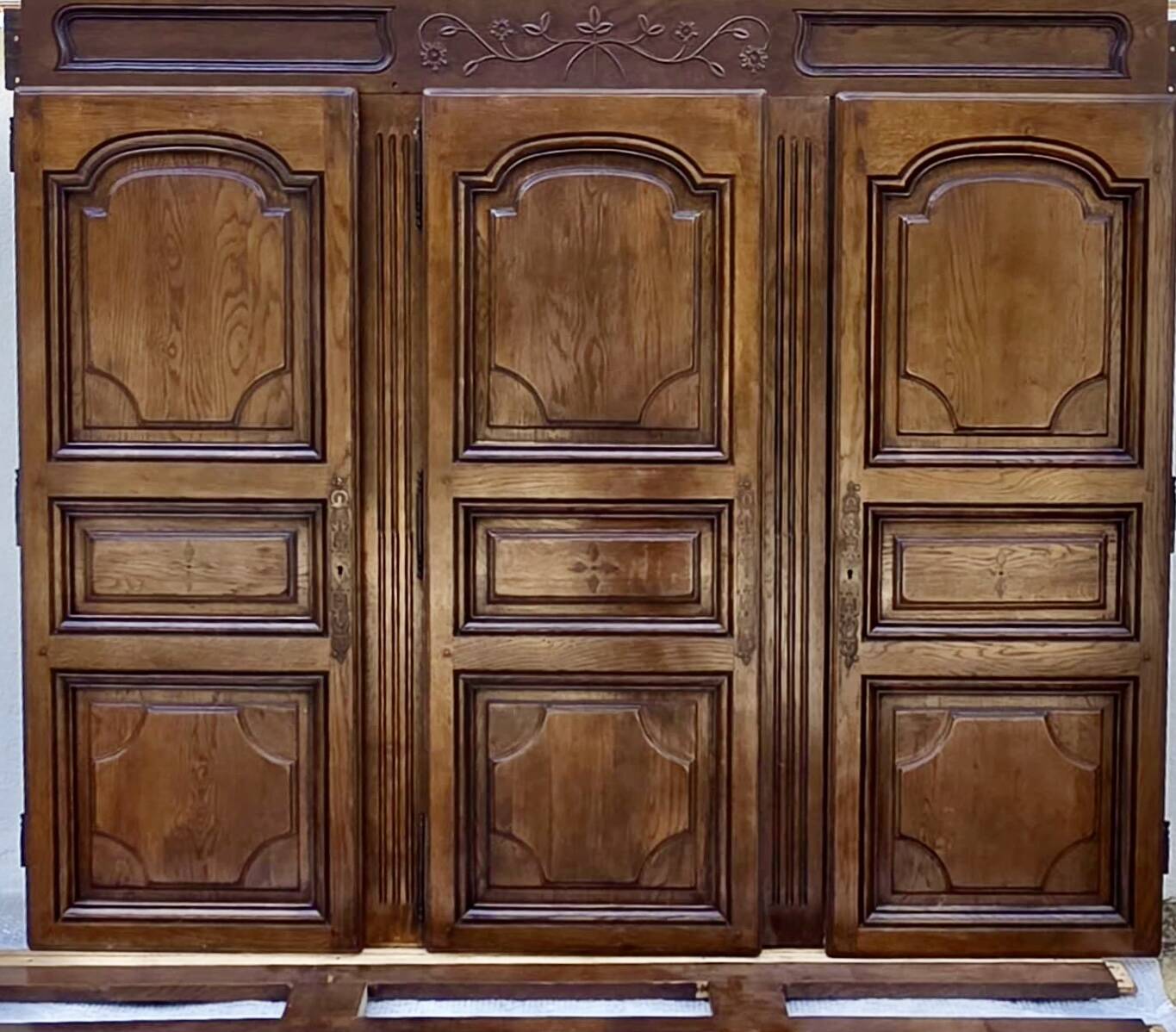 French handcrafted oak wardrobe – House of Centuries