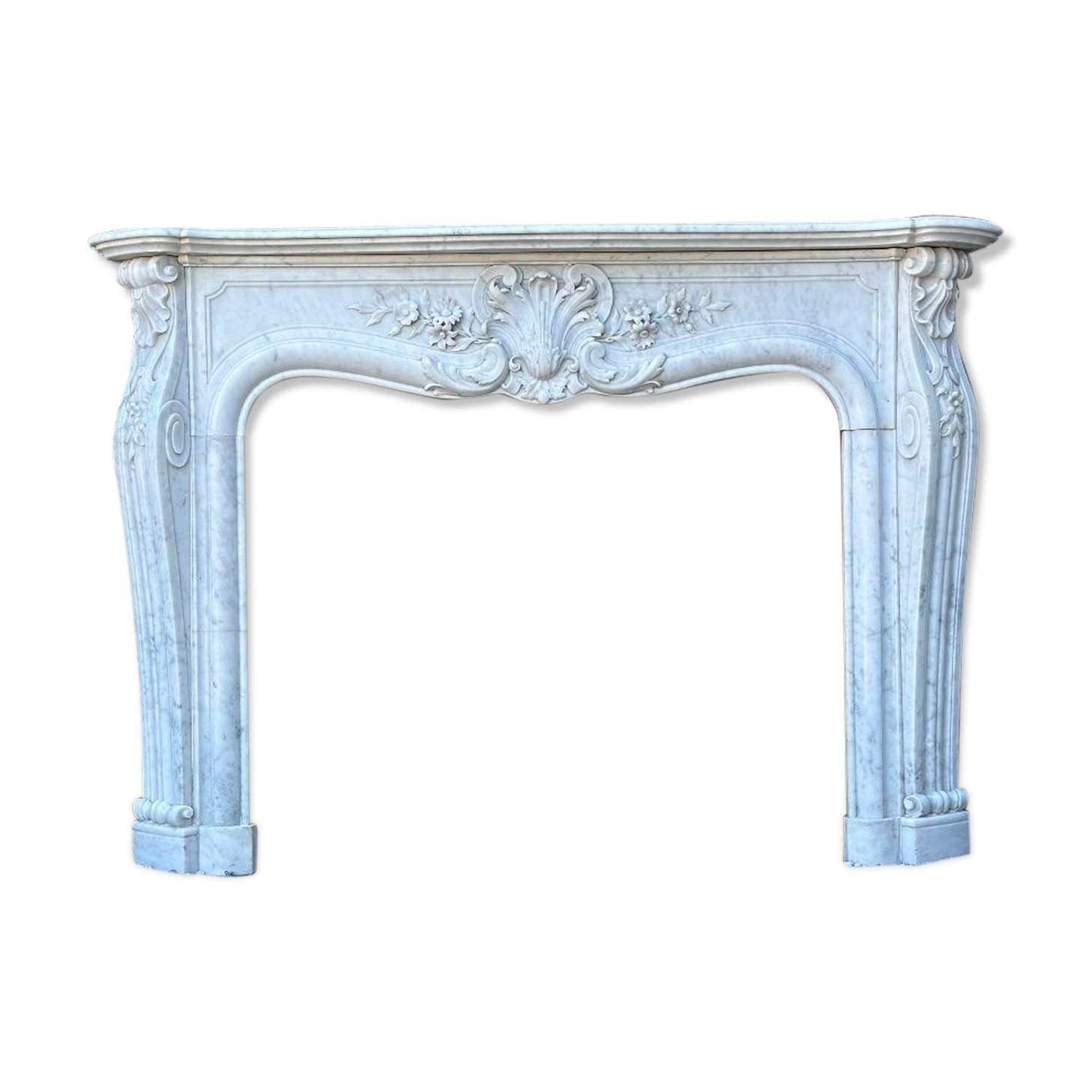 Cheminée de style Louis XV en marbre de Carrare et foyer en fonte