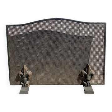 Fireplace screen in metal with cast iron fleur-de-lis.