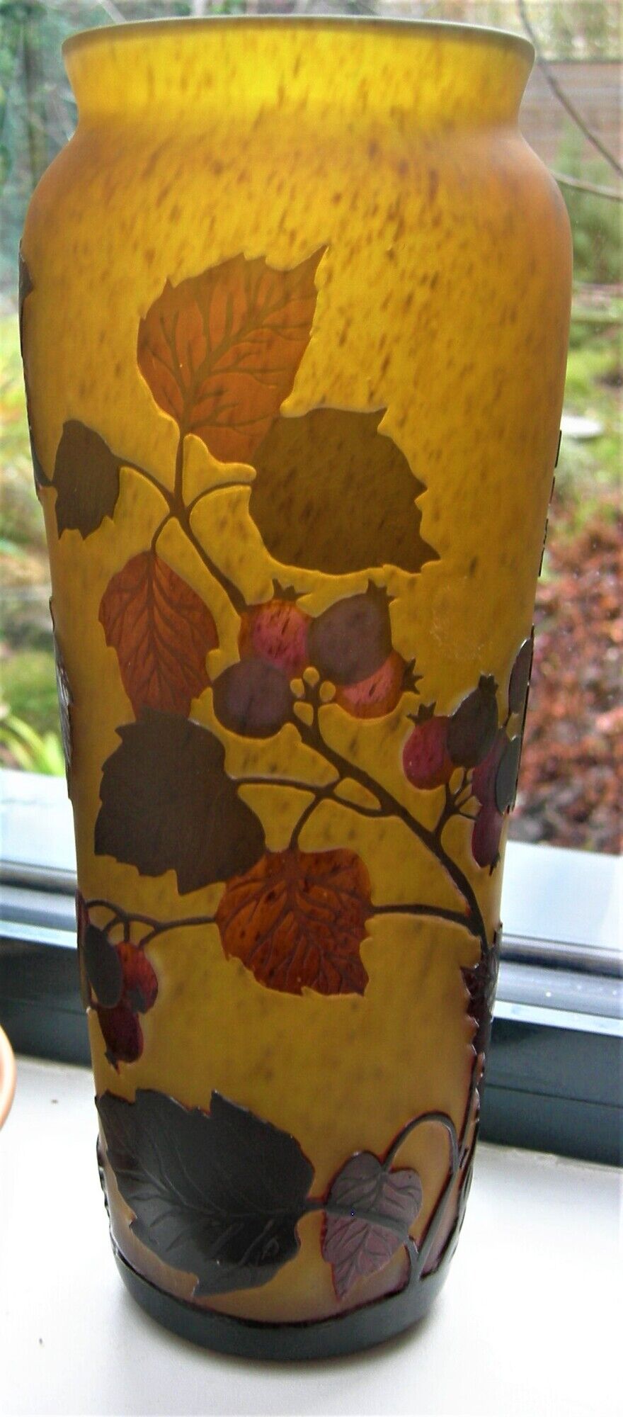 Daum Nancy's art nouveau-style vase with red brown with rosehip decoration