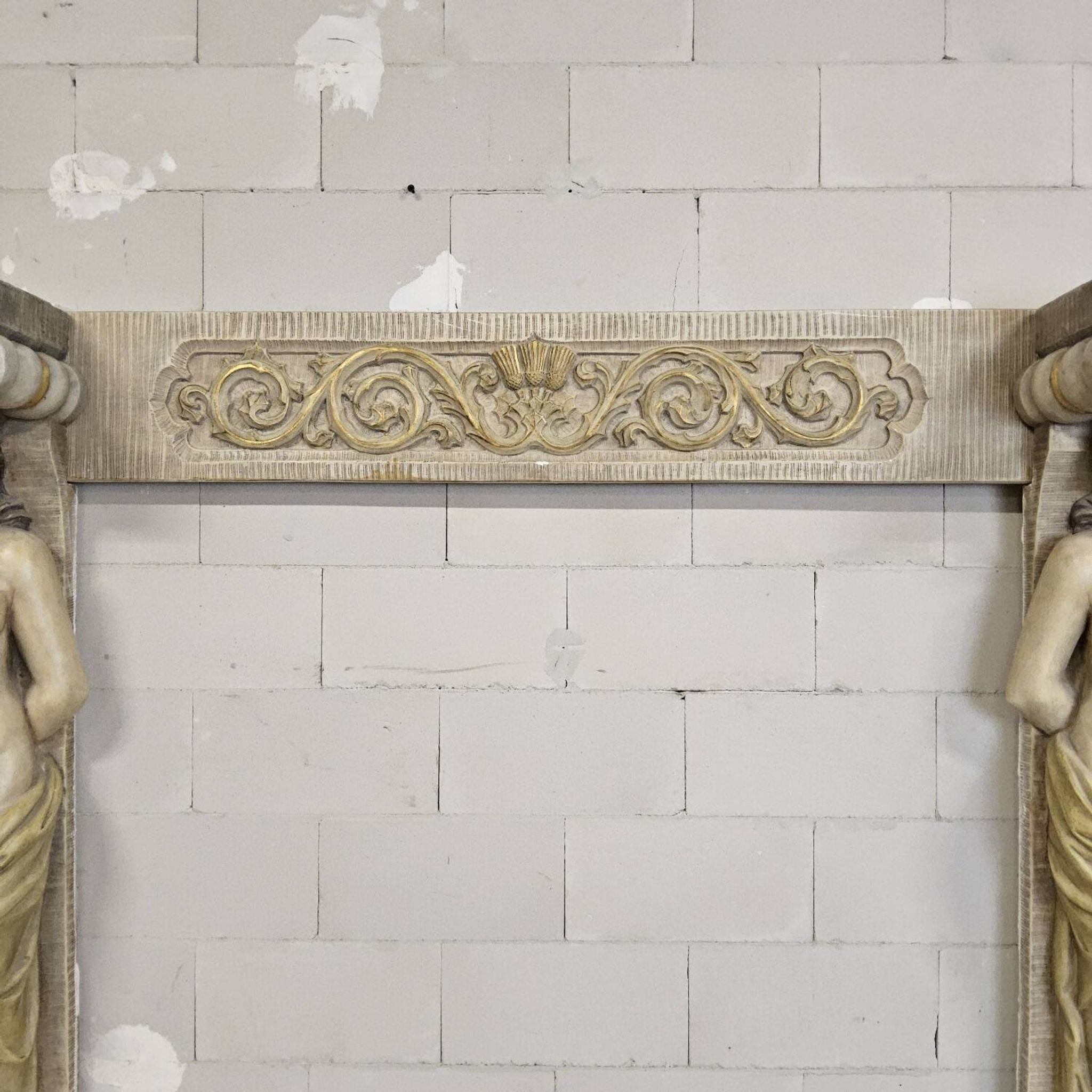 Cheminée en plâtre néoclassique avec des caryatides (femmes nues)