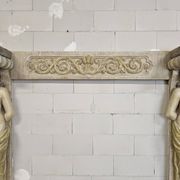Cheminée en plâtre néoclassique avec des caryatides (femmes nues)