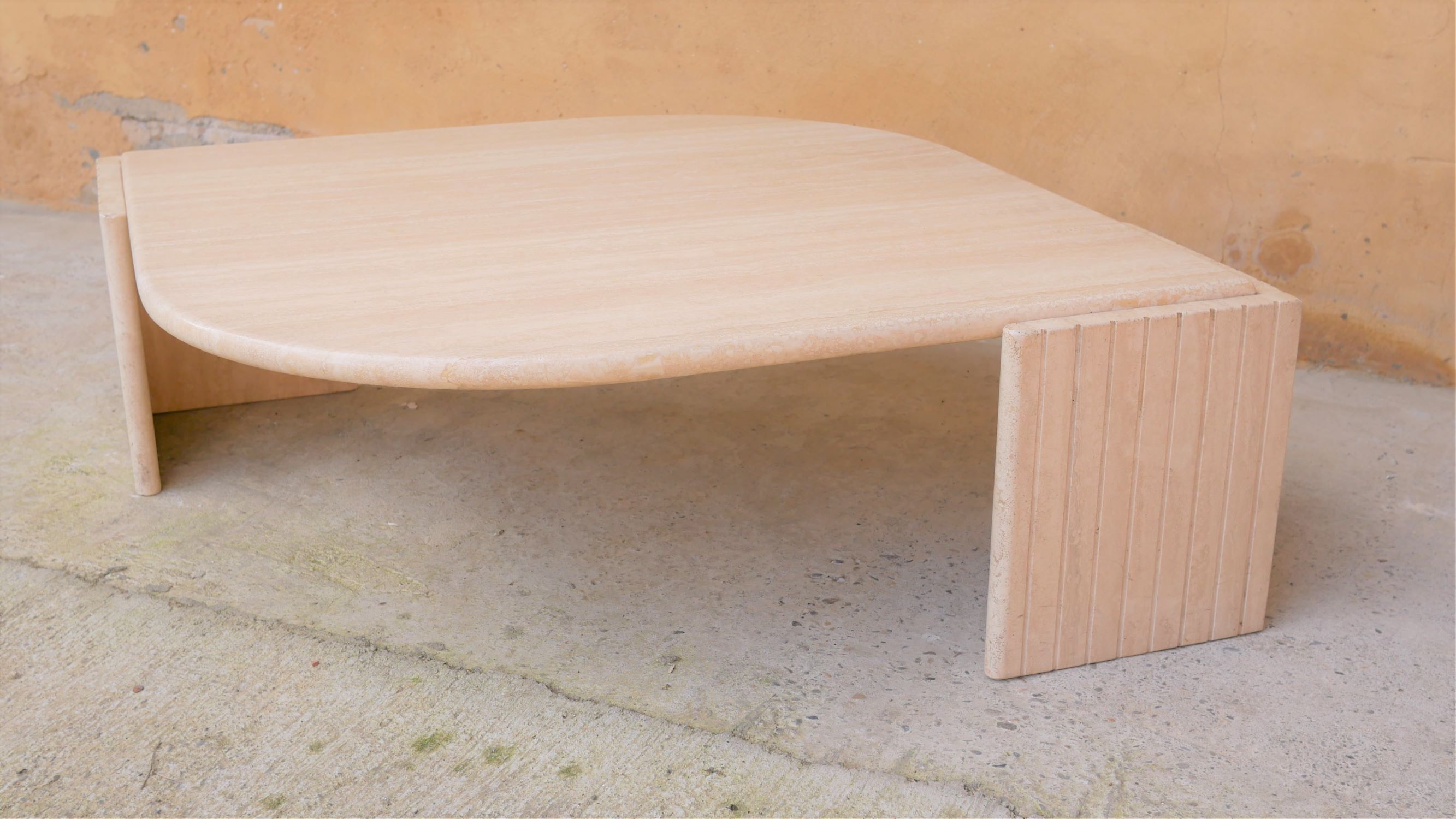 Table basse vintage en travertin par les éditions Roche Bobois
