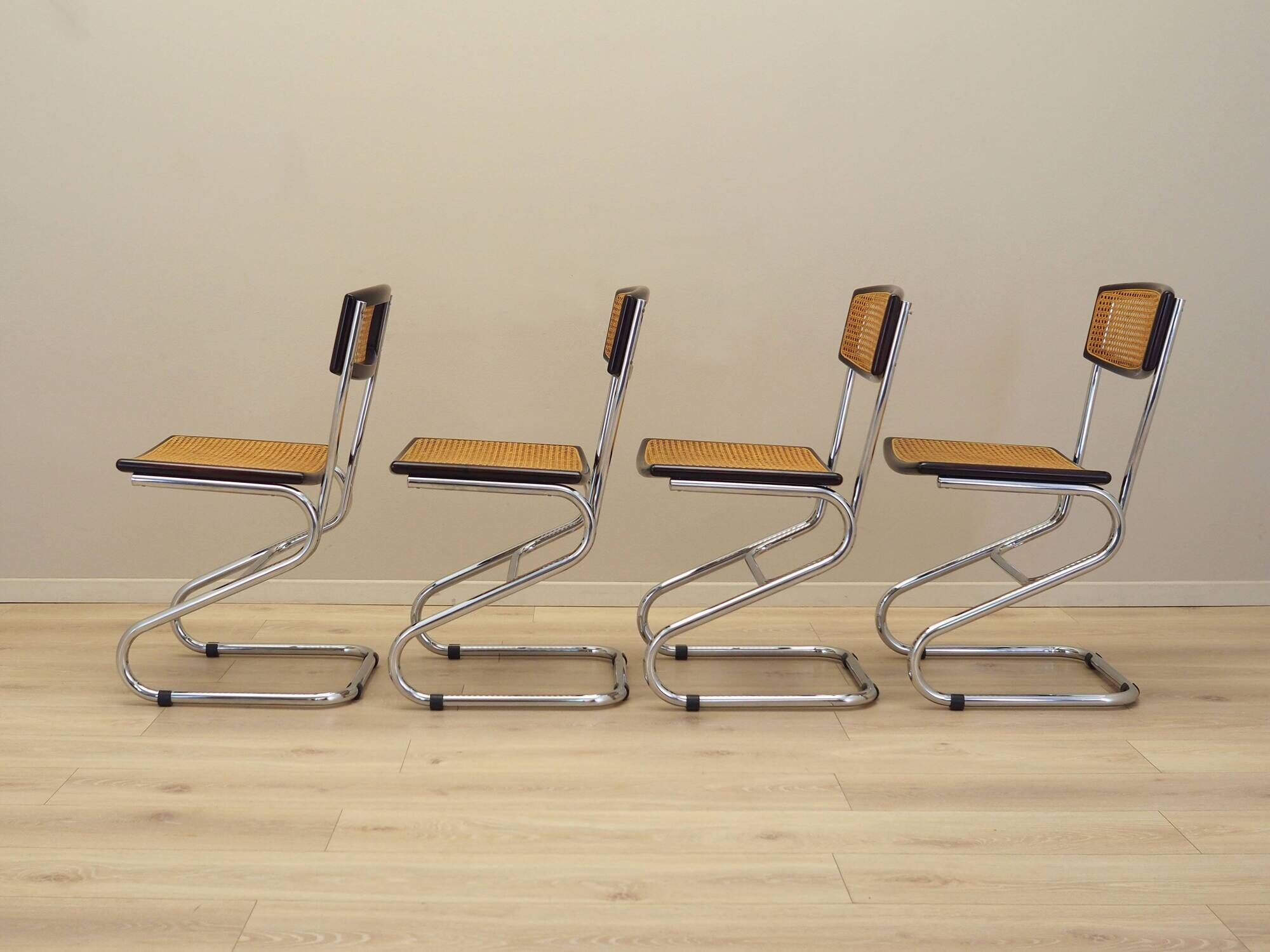 Ensemble de quatre chaises, design Bauhaus, années 1960, production : Italie