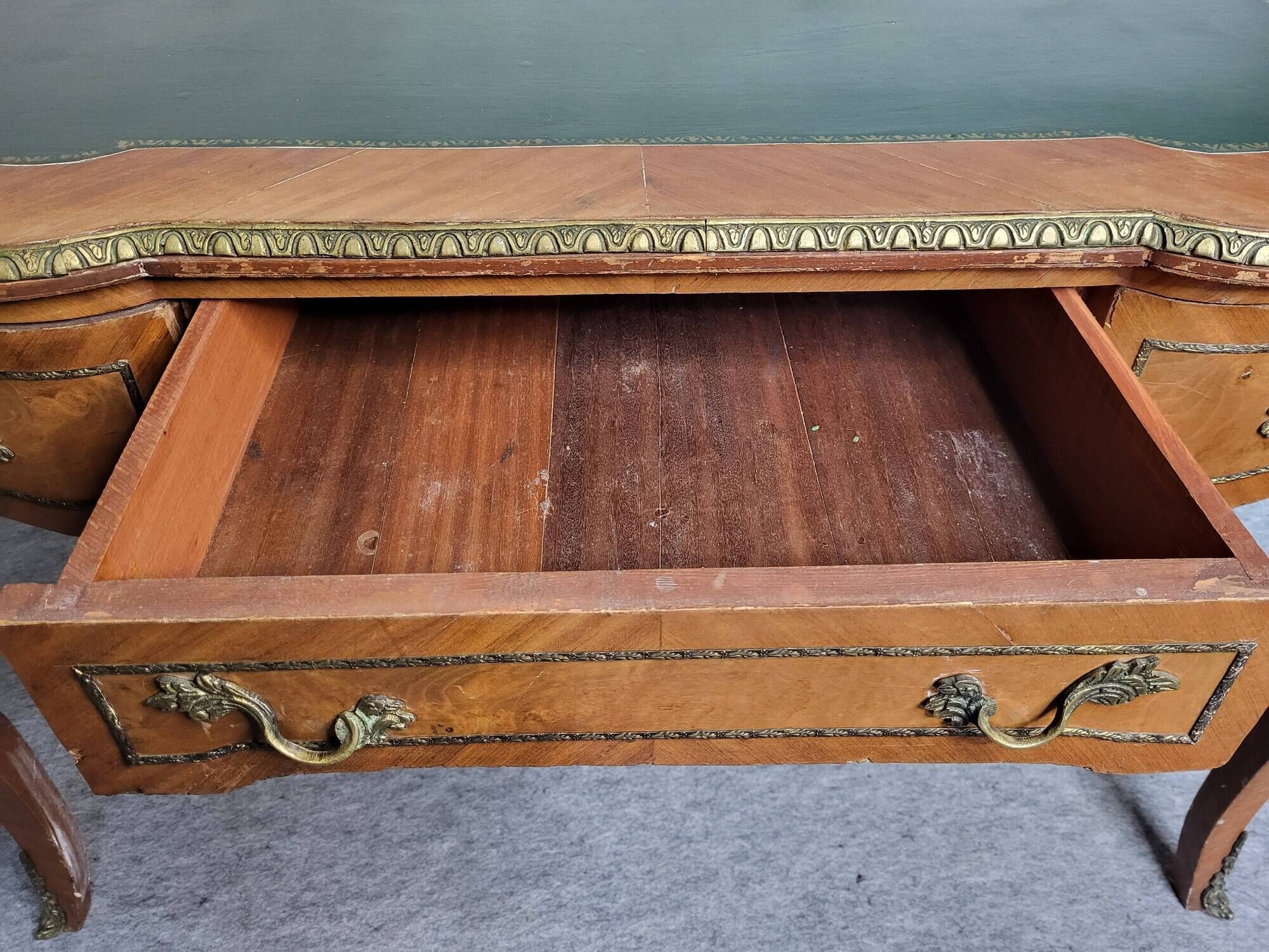 Bureau en marqueterie de bois Style Louis XV époque XIXeme