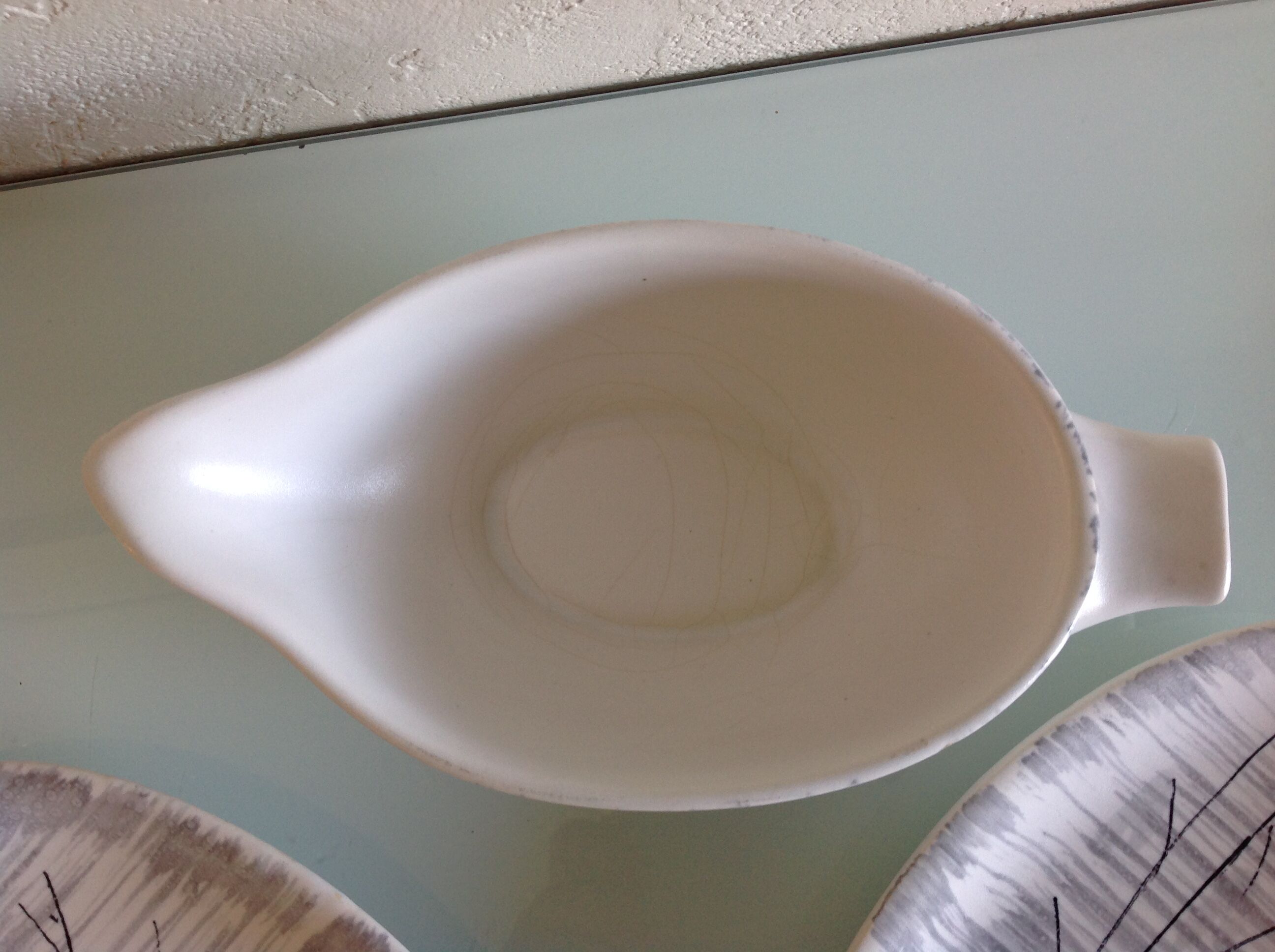 Two raviers and a white and grey cermal sauciere