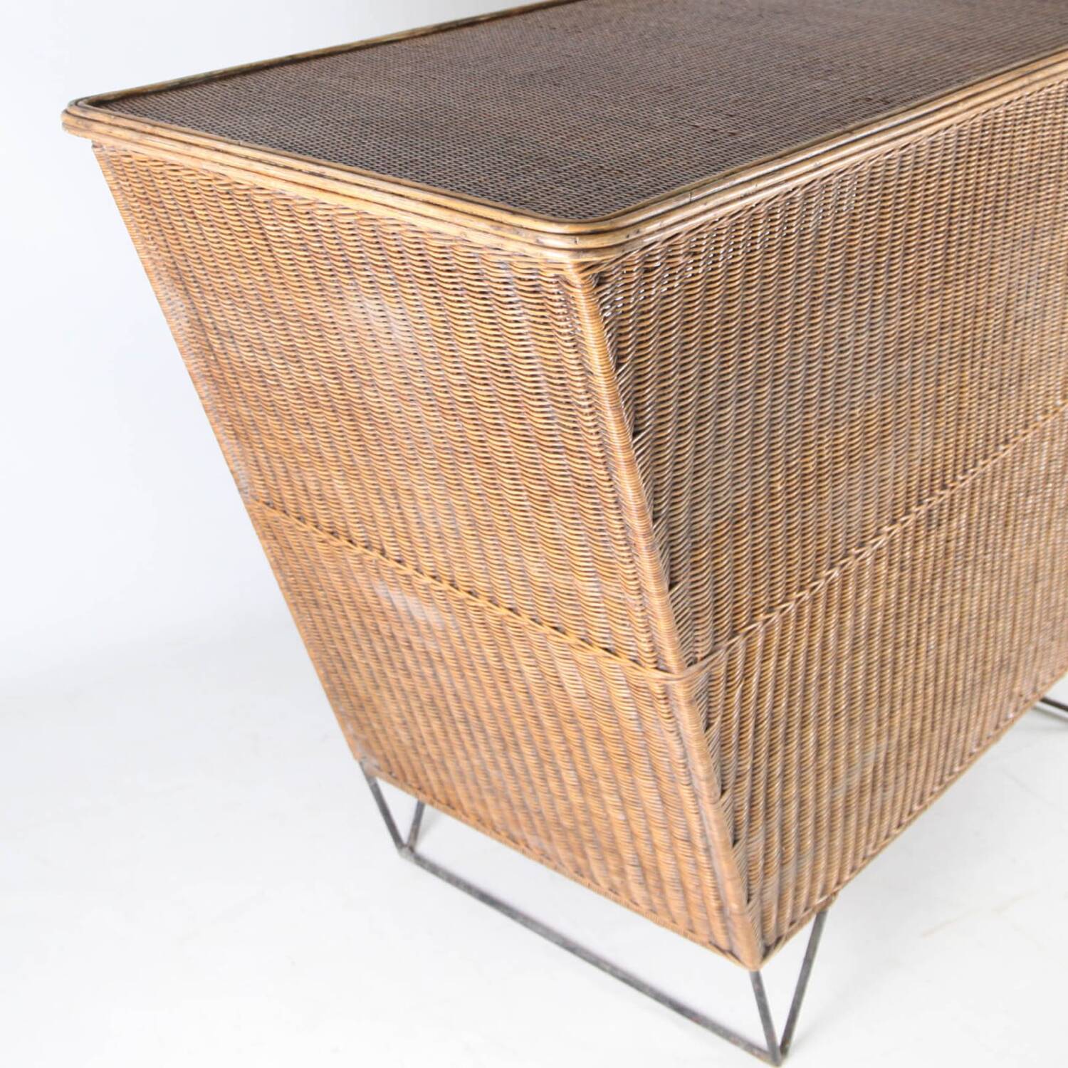 Wicker and iron bar with two stools